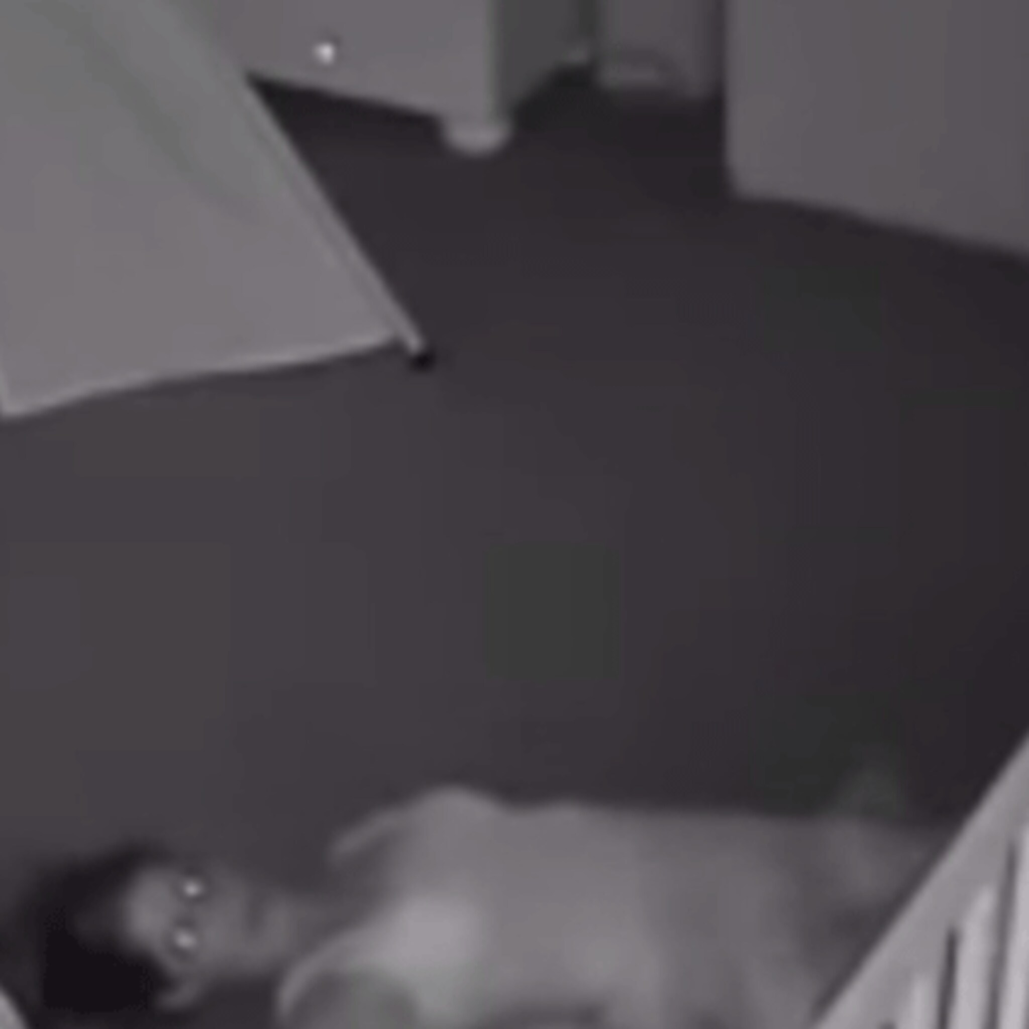 zo herkenbaar moeder probeert uit slaapkamer van baby te sneaken