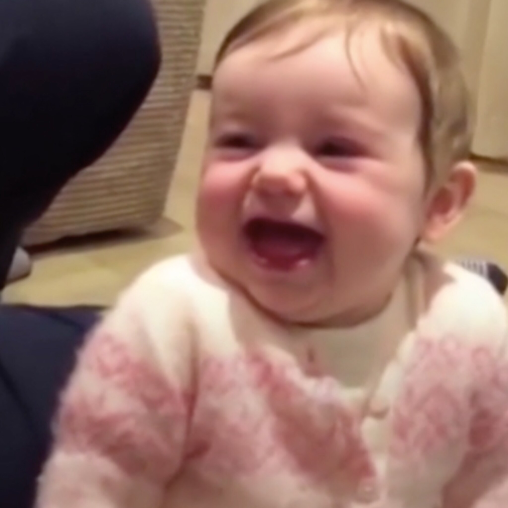 baby trakteert ouders op een dikke vette lach