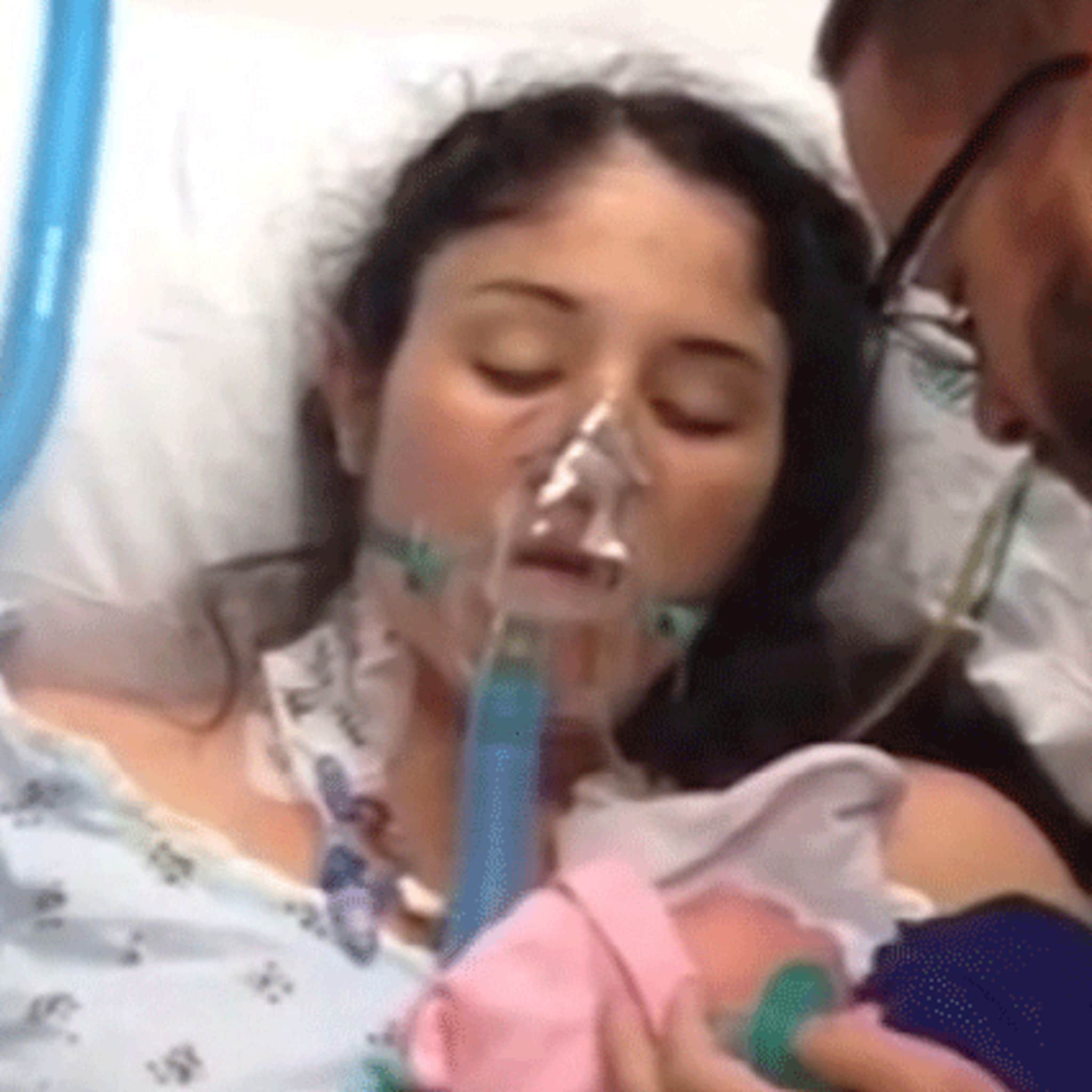 moeder die uit coma ontwaakte door baby maakt het goed