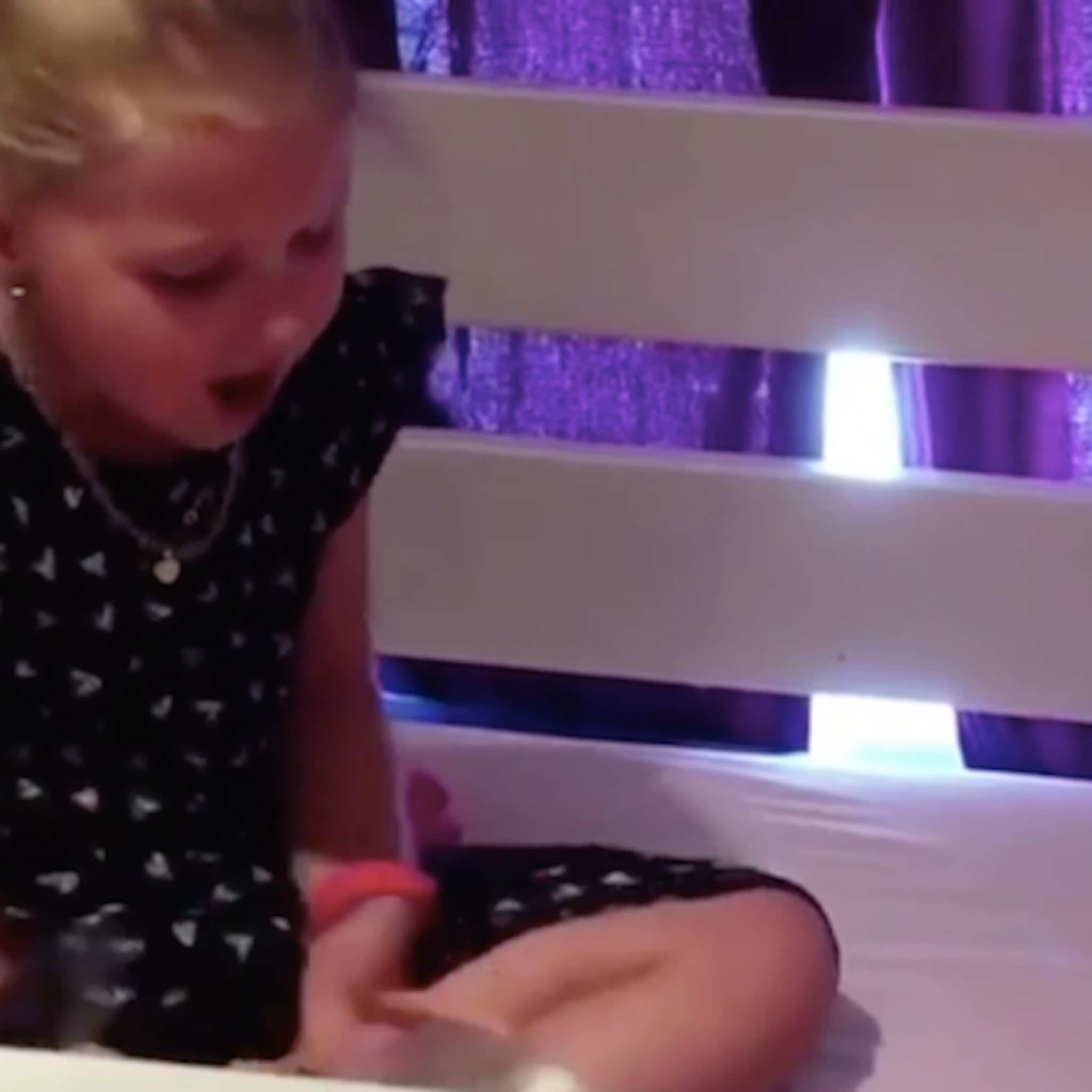 vader komt kamer binnen als superheld bij barbie probleem