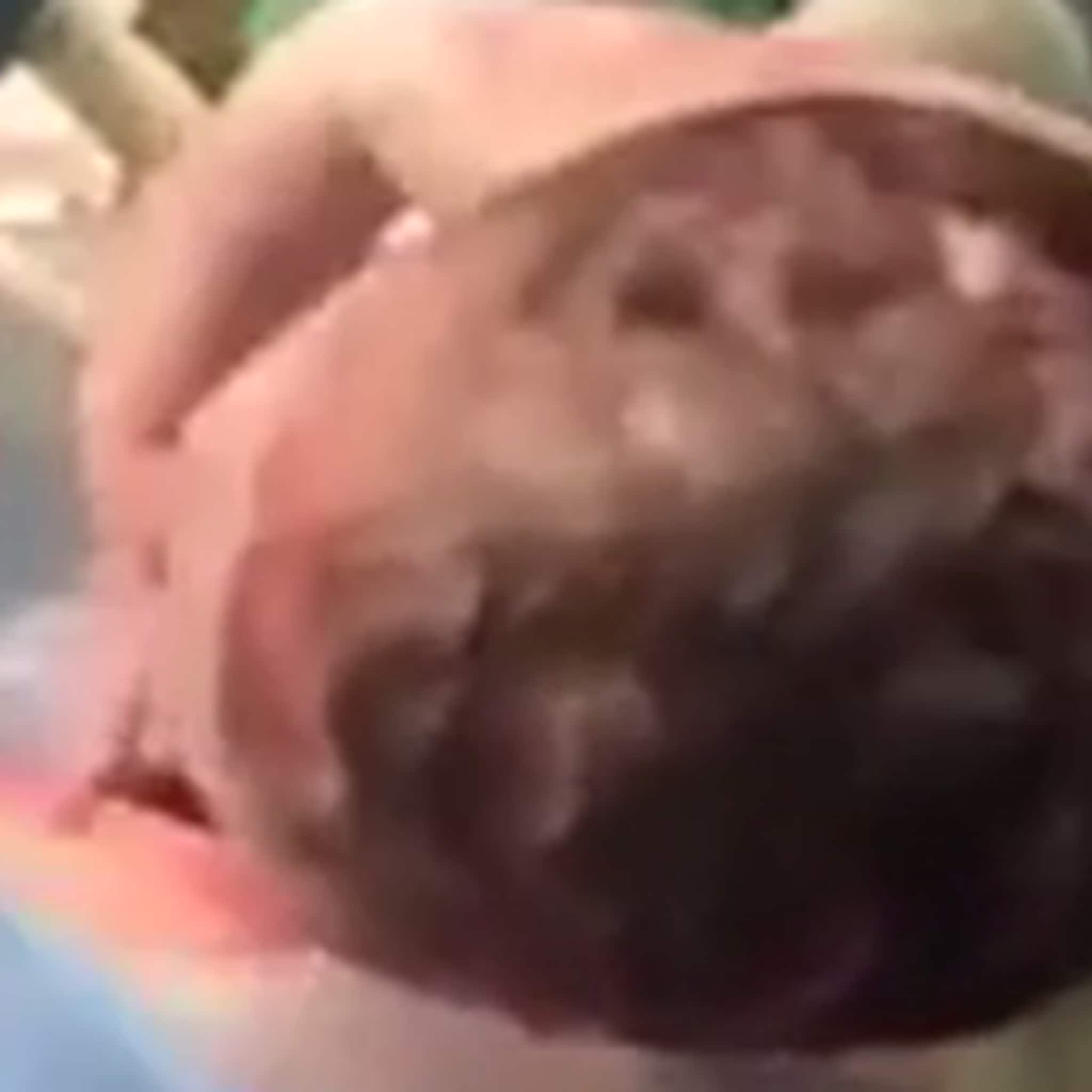 mooi baby kruipt zelf uit de buik via natuurlijke keizersnede