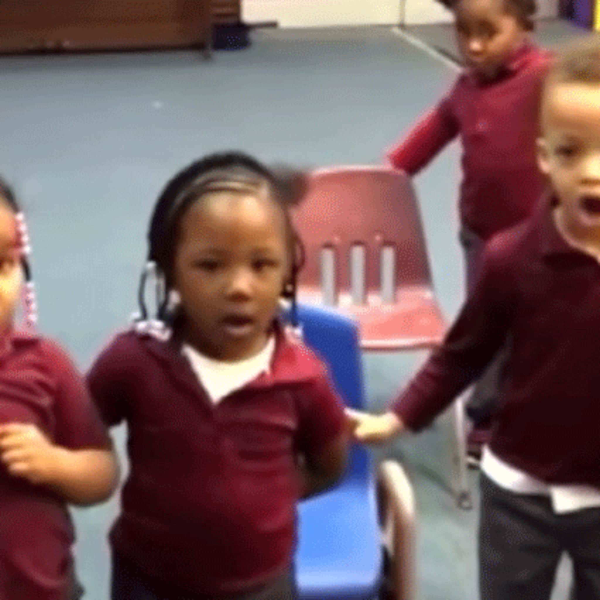 hilarisch kleuters doen de mannequin challenge