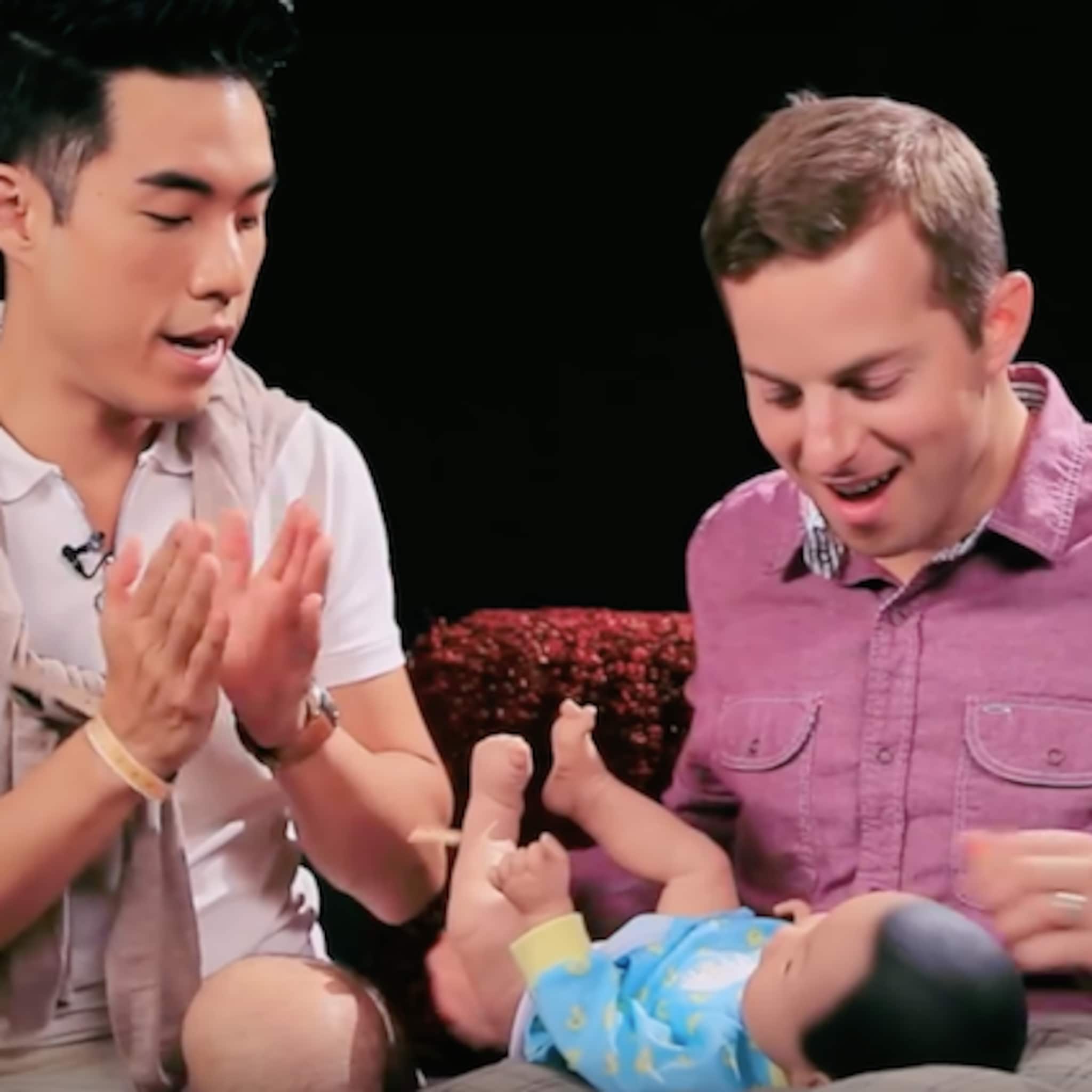 de try guys proberen een robot baby op te voeden