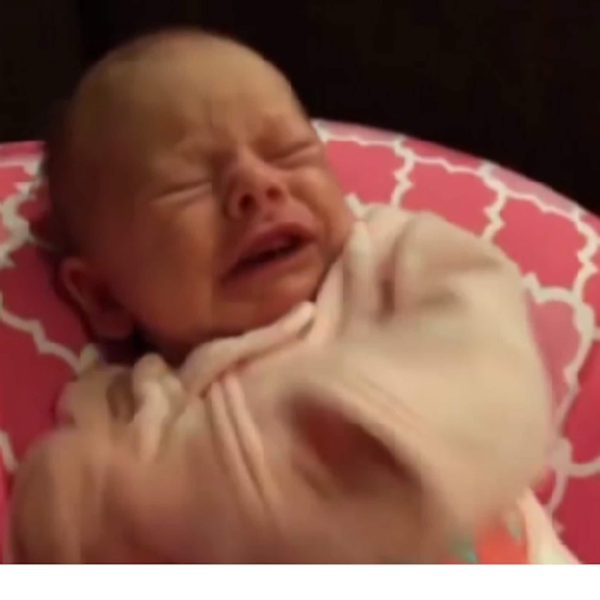 baby stopt met huilen zodra starwars trailer speelt