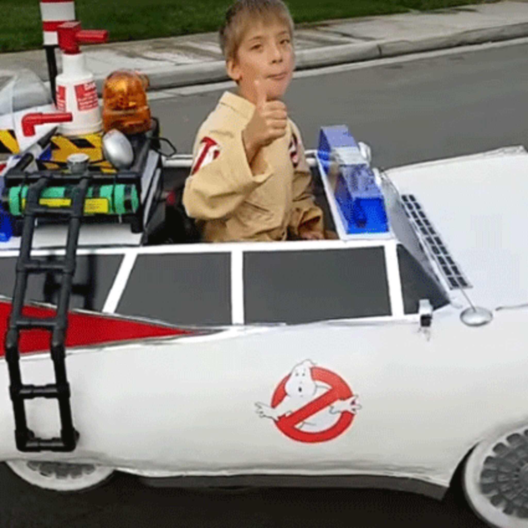 vader transformeert rolstoel van zoontje in ghostbusters auto