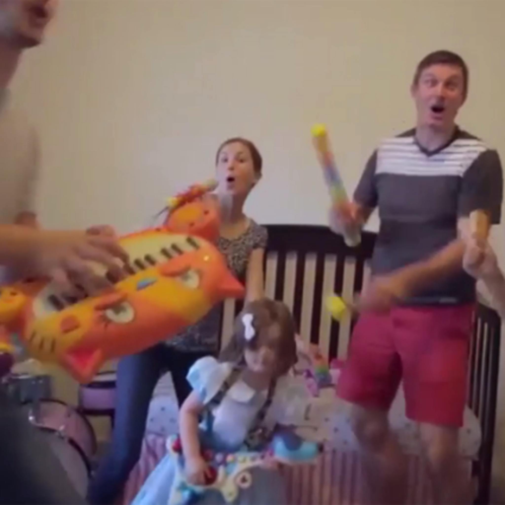 familie doet dubbele zwangerschapsaankondiging met parodie op top 40 hit