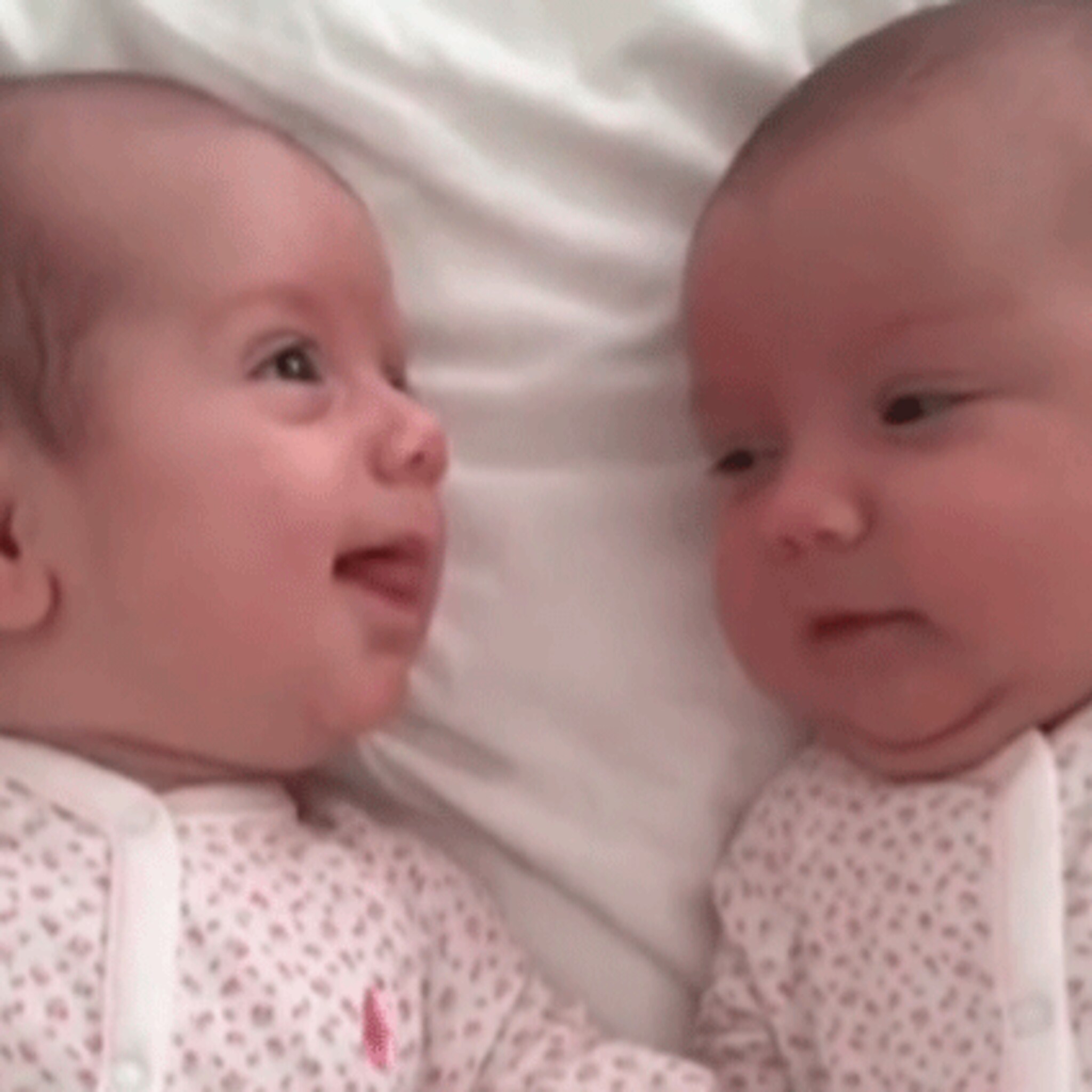 wat een gezelligheid moeder filmt brabbelende baby s