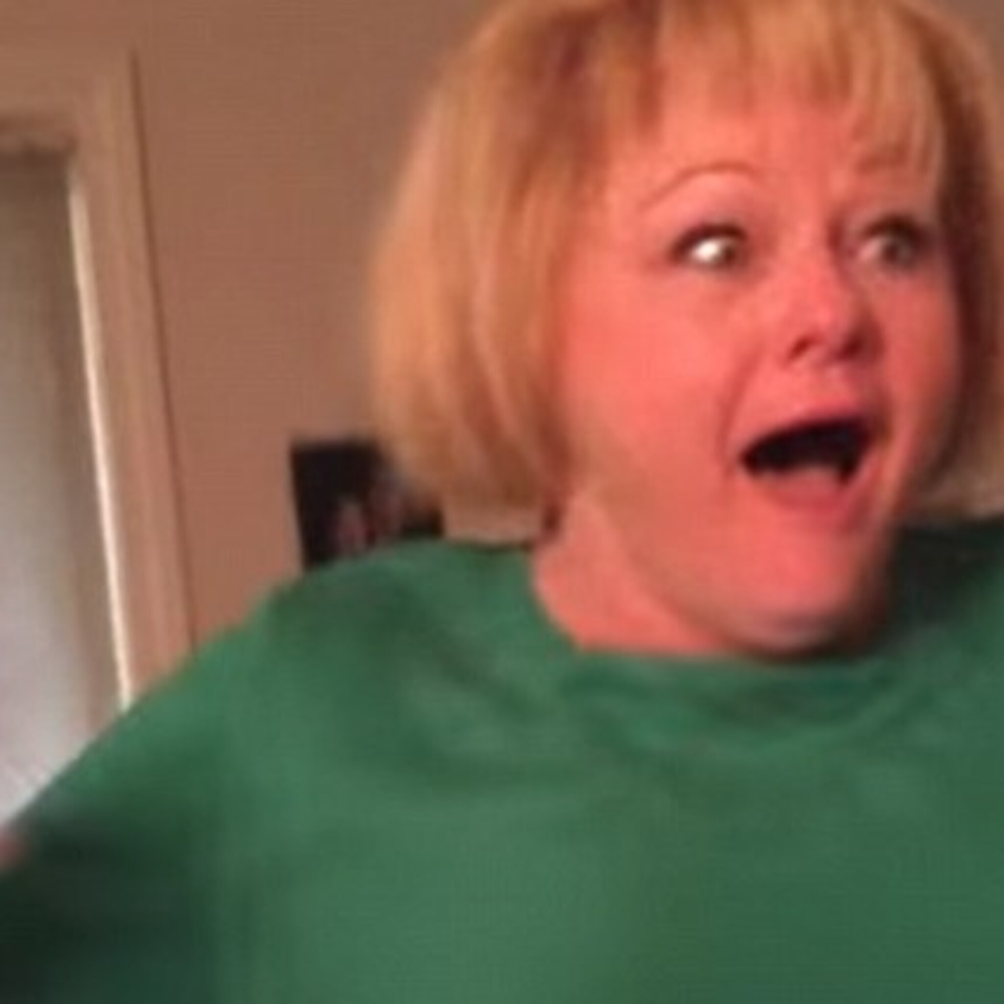 door het dolle heen vrouw ontdekt dat ze oma is geworden