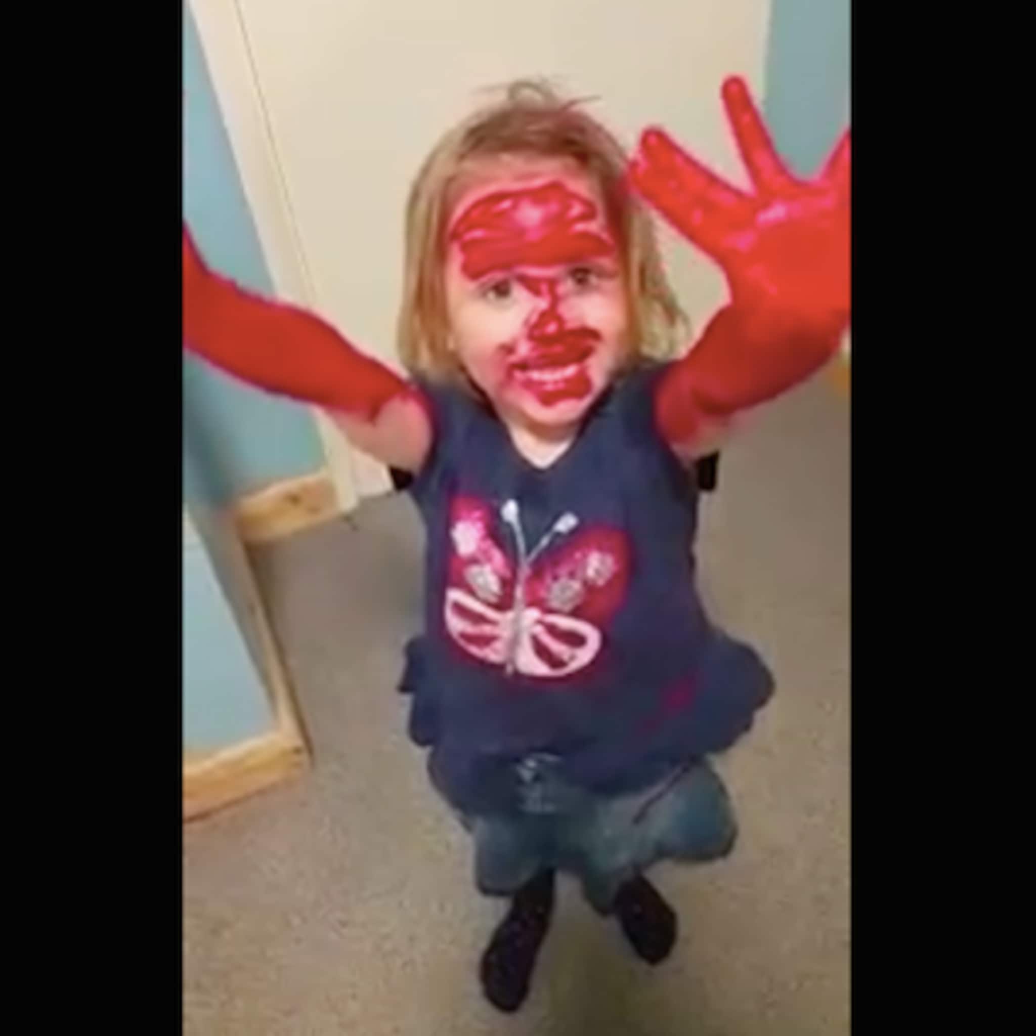 3 jarig meisje gebruikt lippenstift van moeder om op spiderman te lijken