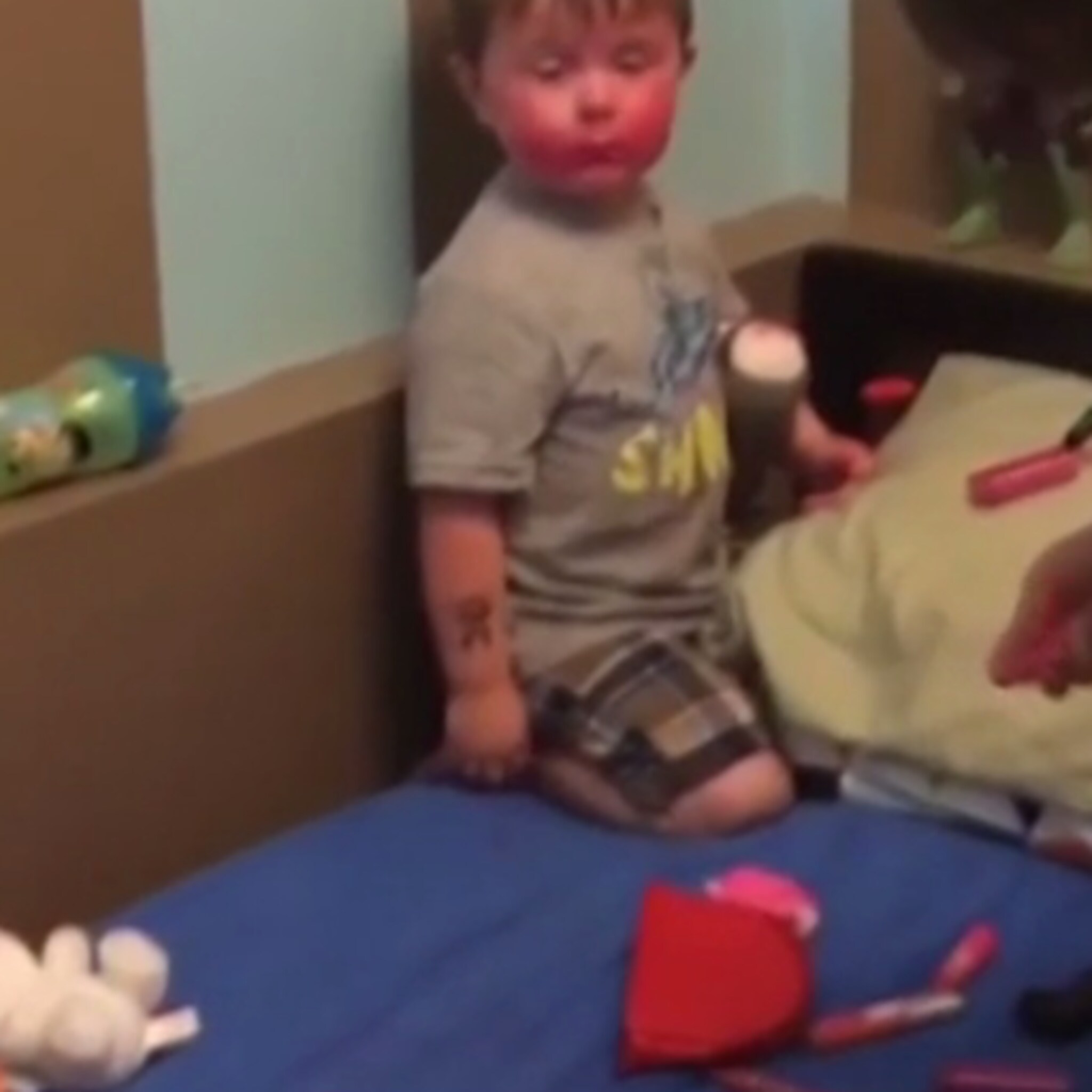 jongetje betrapt als hij zijn knuffels metamorfose geeft