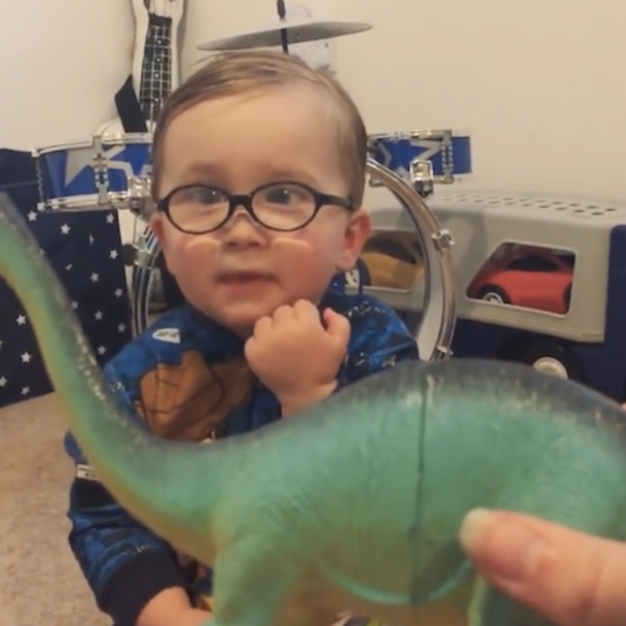 schattig jongetje is dinosaurus expert