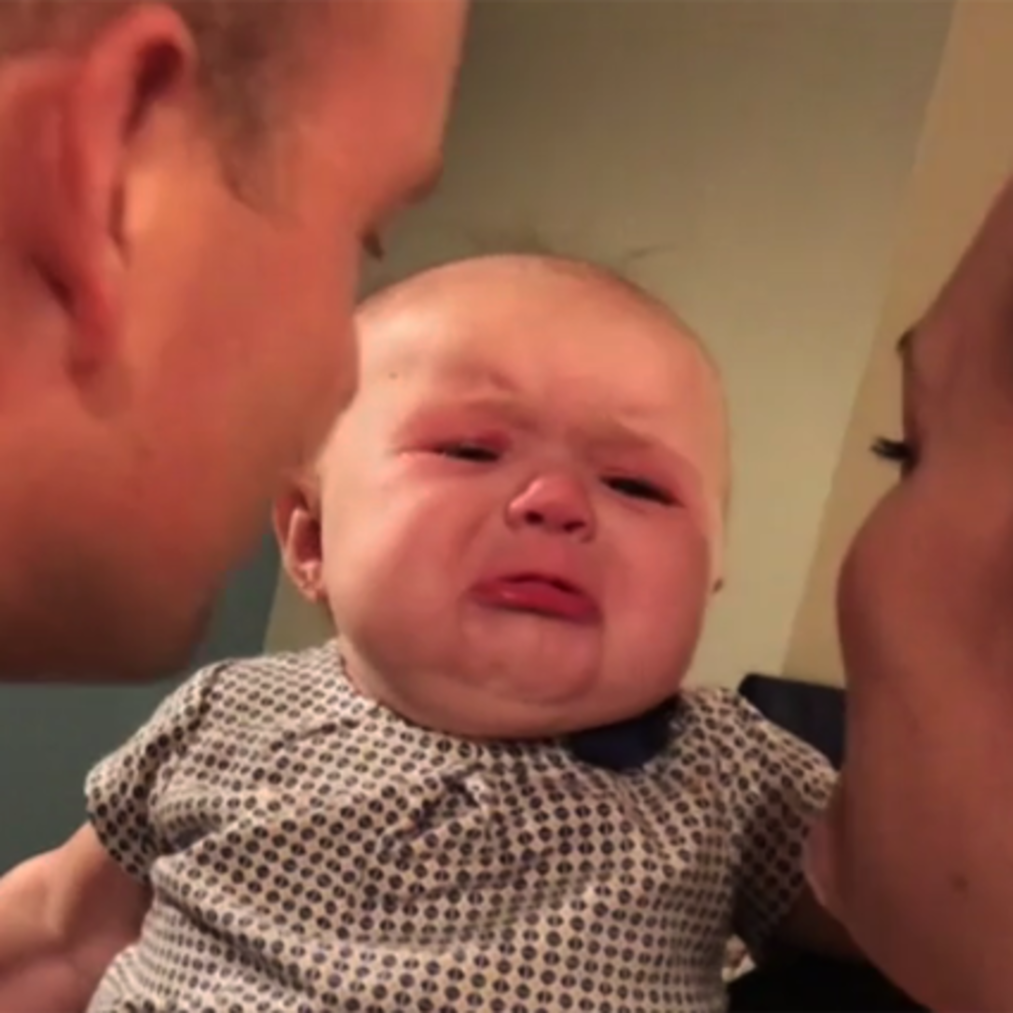 baby huilt als ouders elkaar kussen