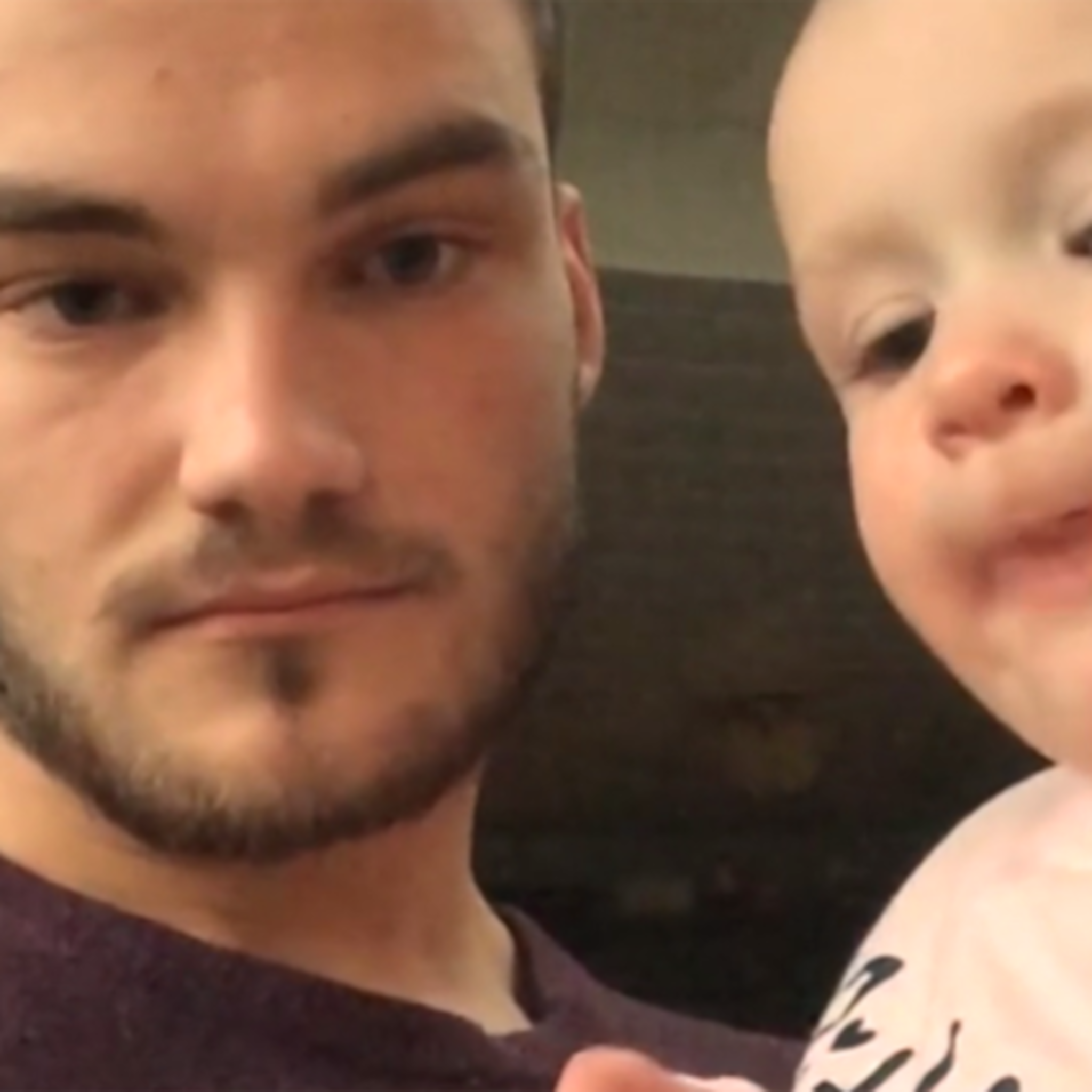 baby doet wedstrijdje beatboxen met zijn vader