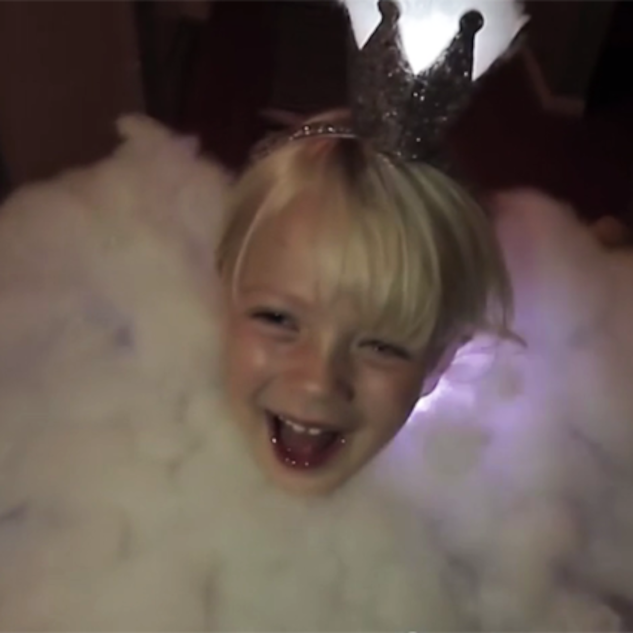 deze vader maakt de meest spectaculaire kostuums voor zijn dochter