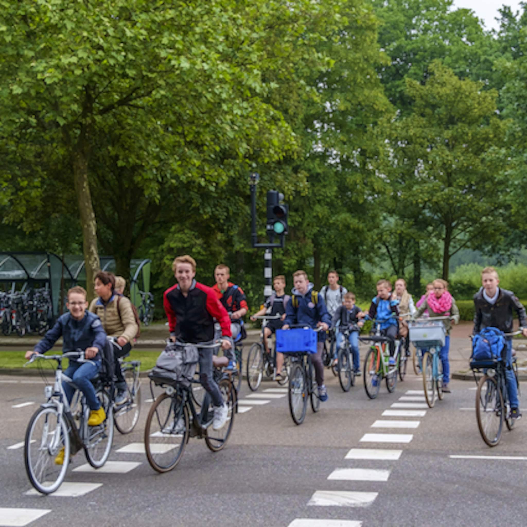 fietsbel waarschuwt kinderen voor gevaar in het verkeer