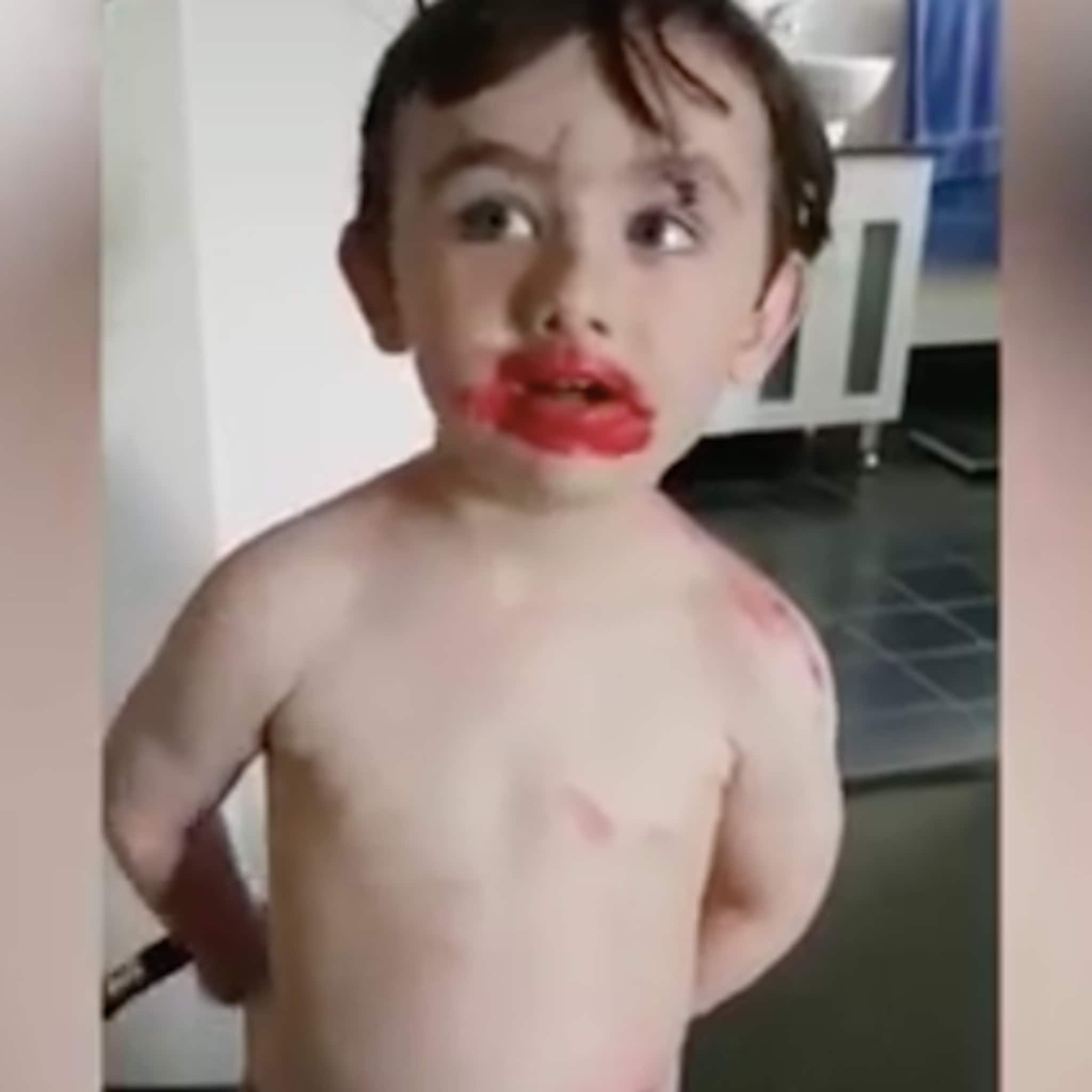 jongetje blijft ontkennen dat hij lippenstift heeft gebruikt