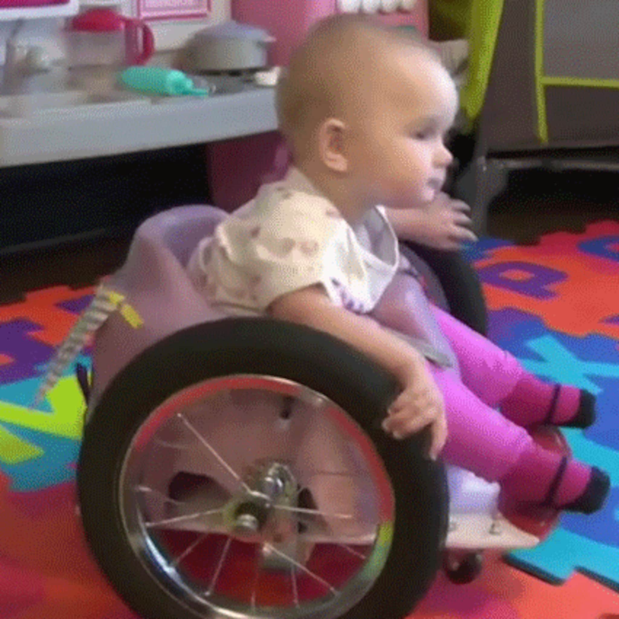 inspirerend moeder maakt een rolstoel voor haar dreumes