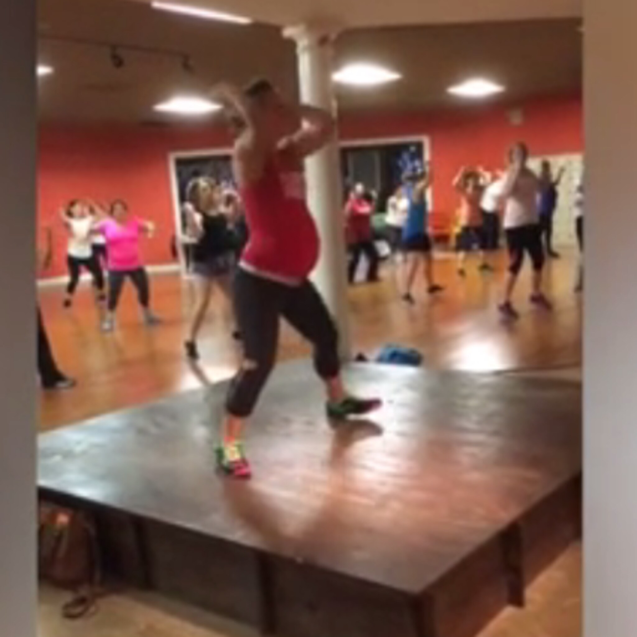zwangere vrouw geeft fanatiek zumbales