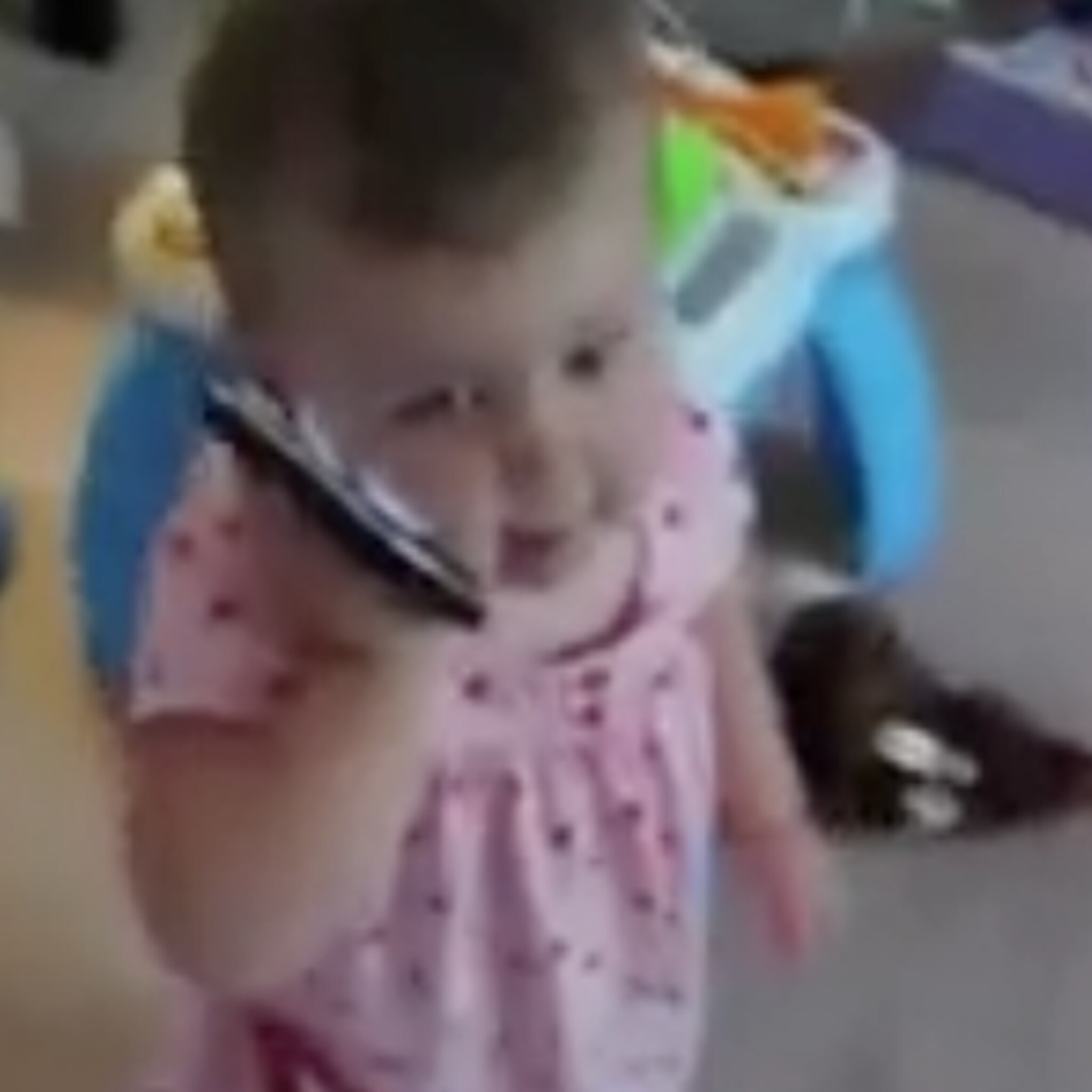 hilarisch meisje heeft belangrijk telefoongesprek
