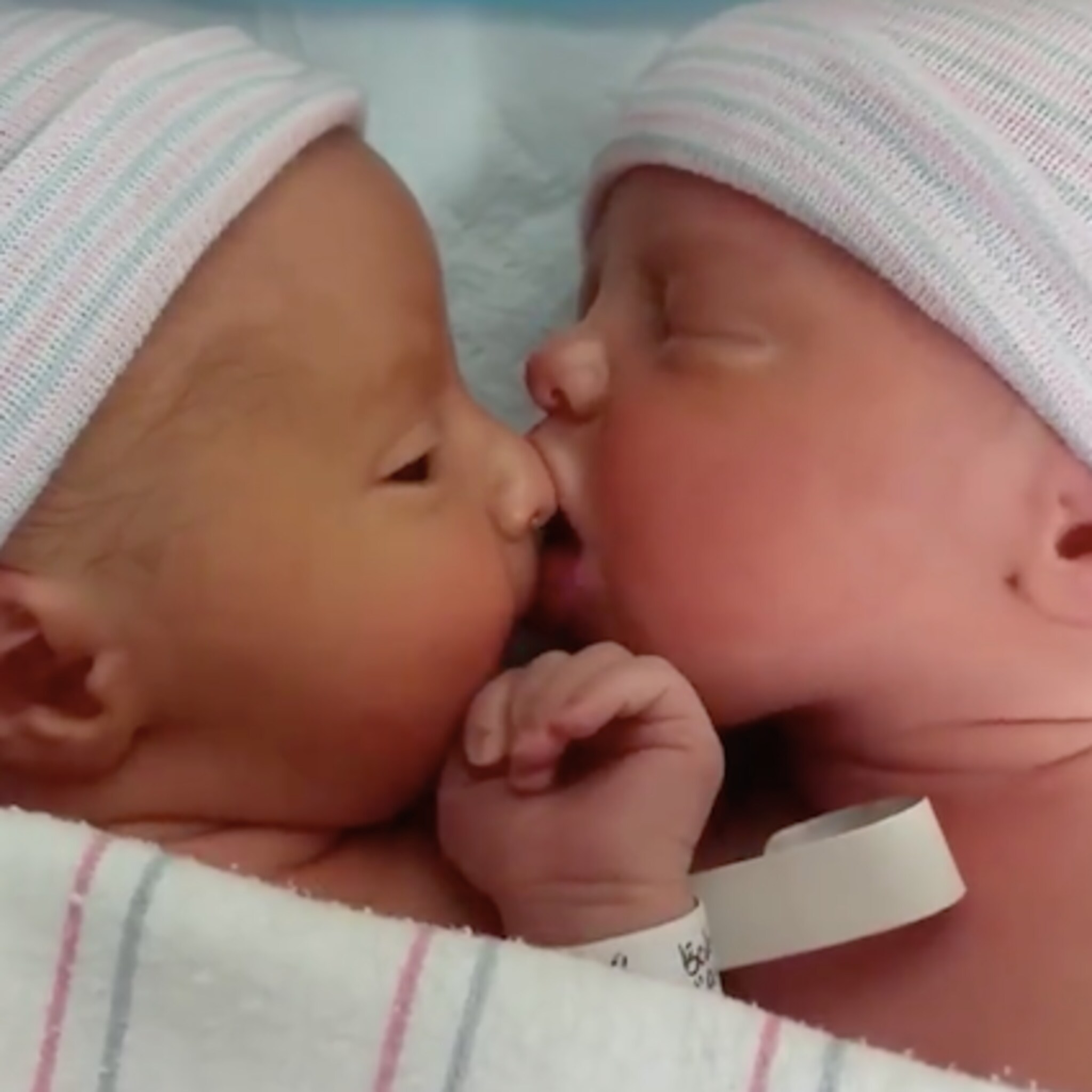 hongerige baby hapt naar neus van broer
