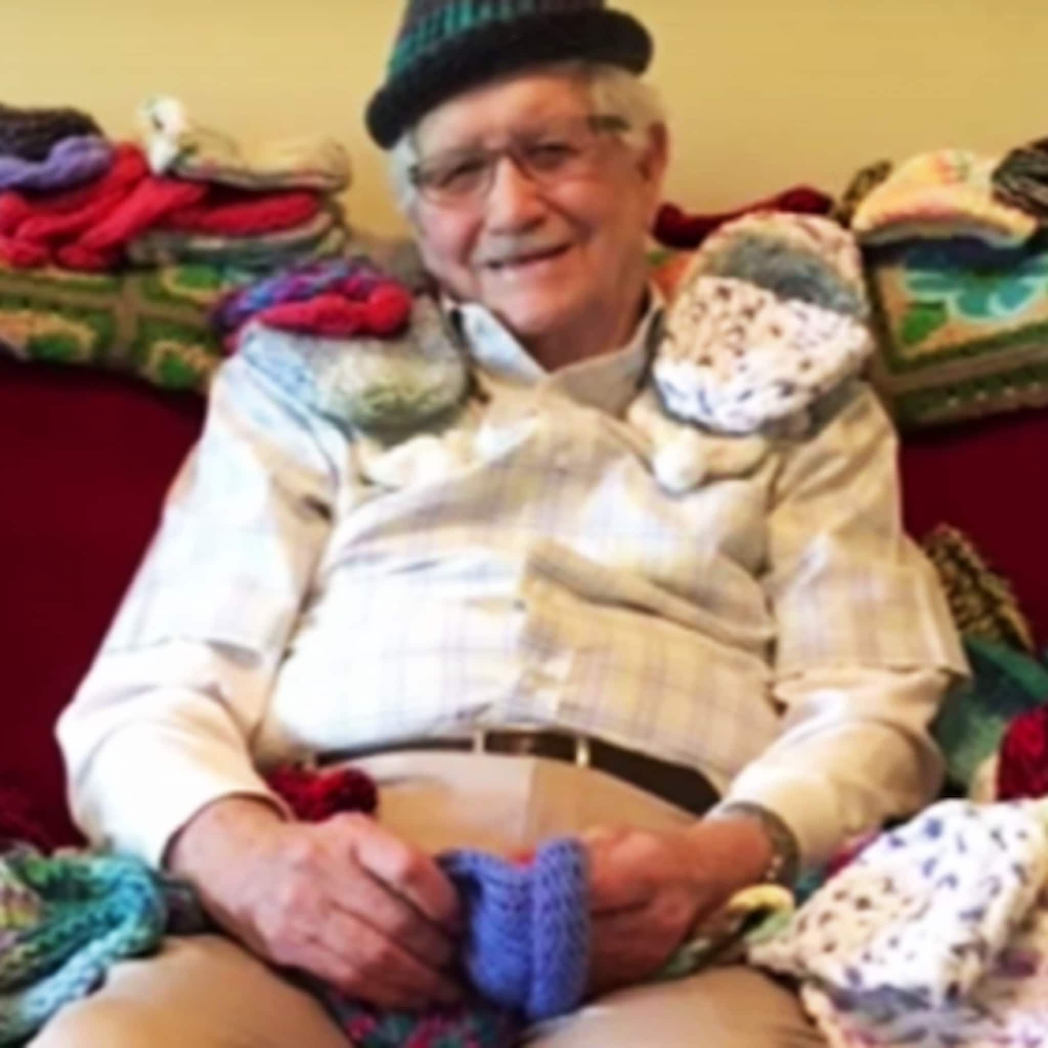 lieve opa leert mutsjes breien voor premature baby s