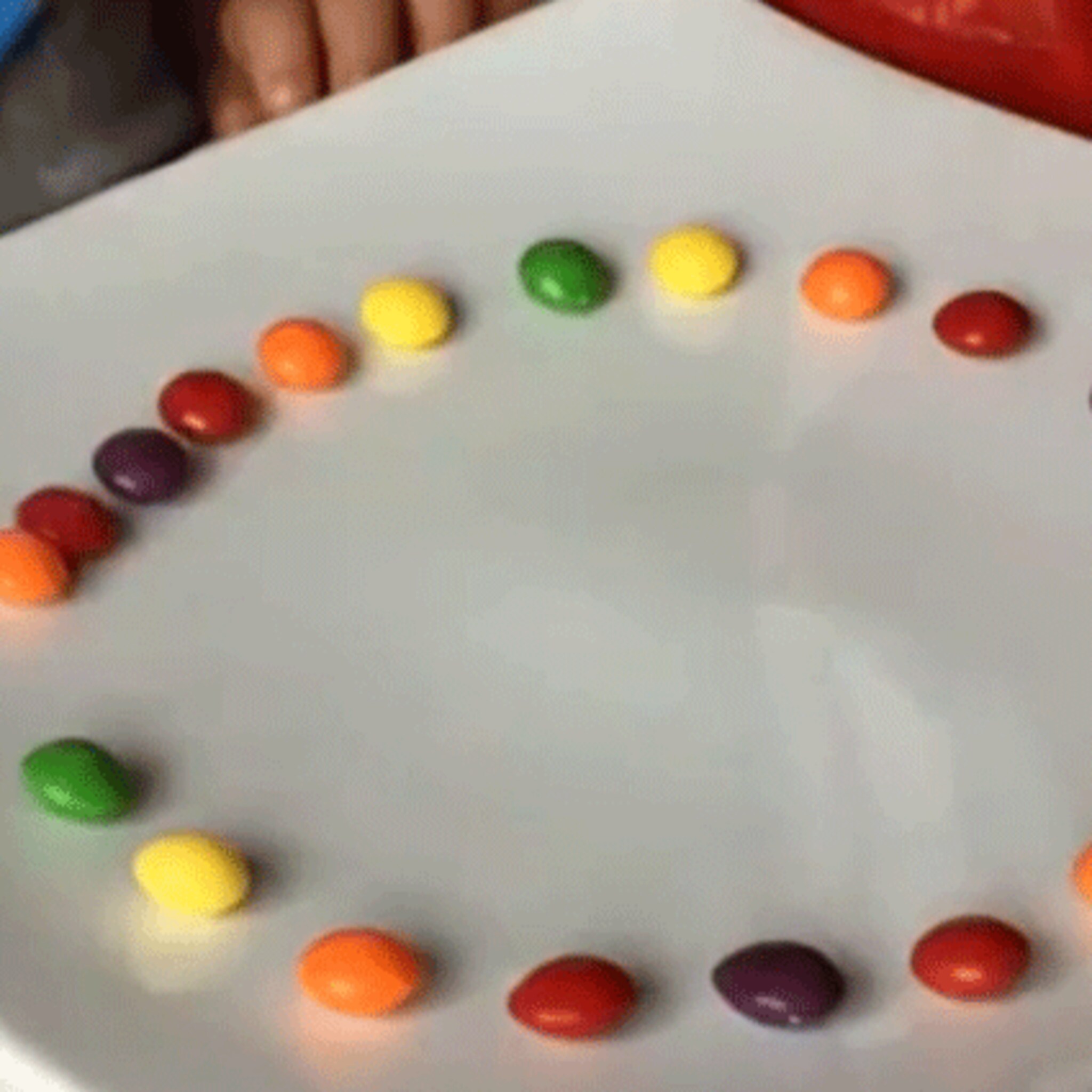 leuk proefje om te doen met je kind skittles regenboog
