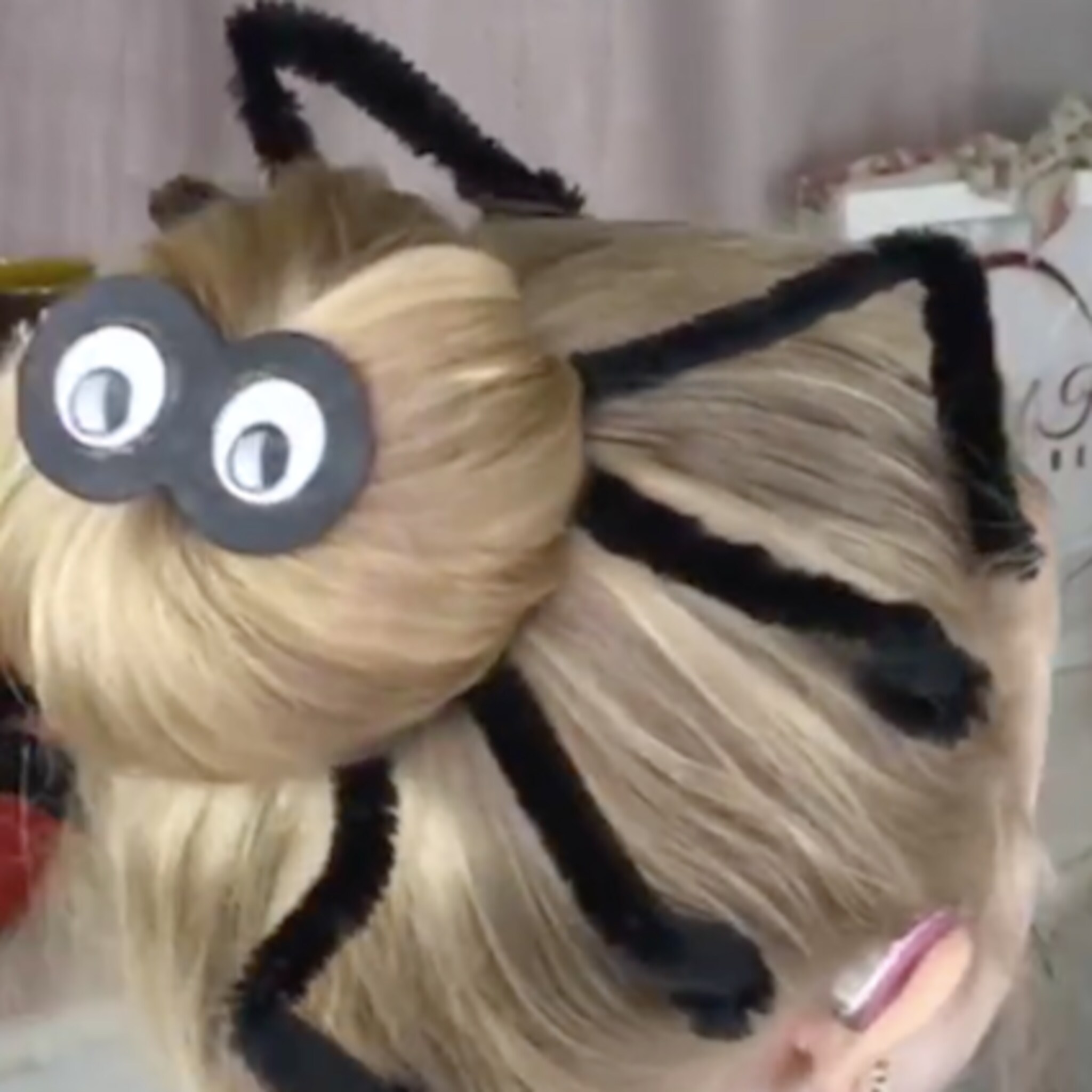 twist het haar van je dochter in een griezelige spin