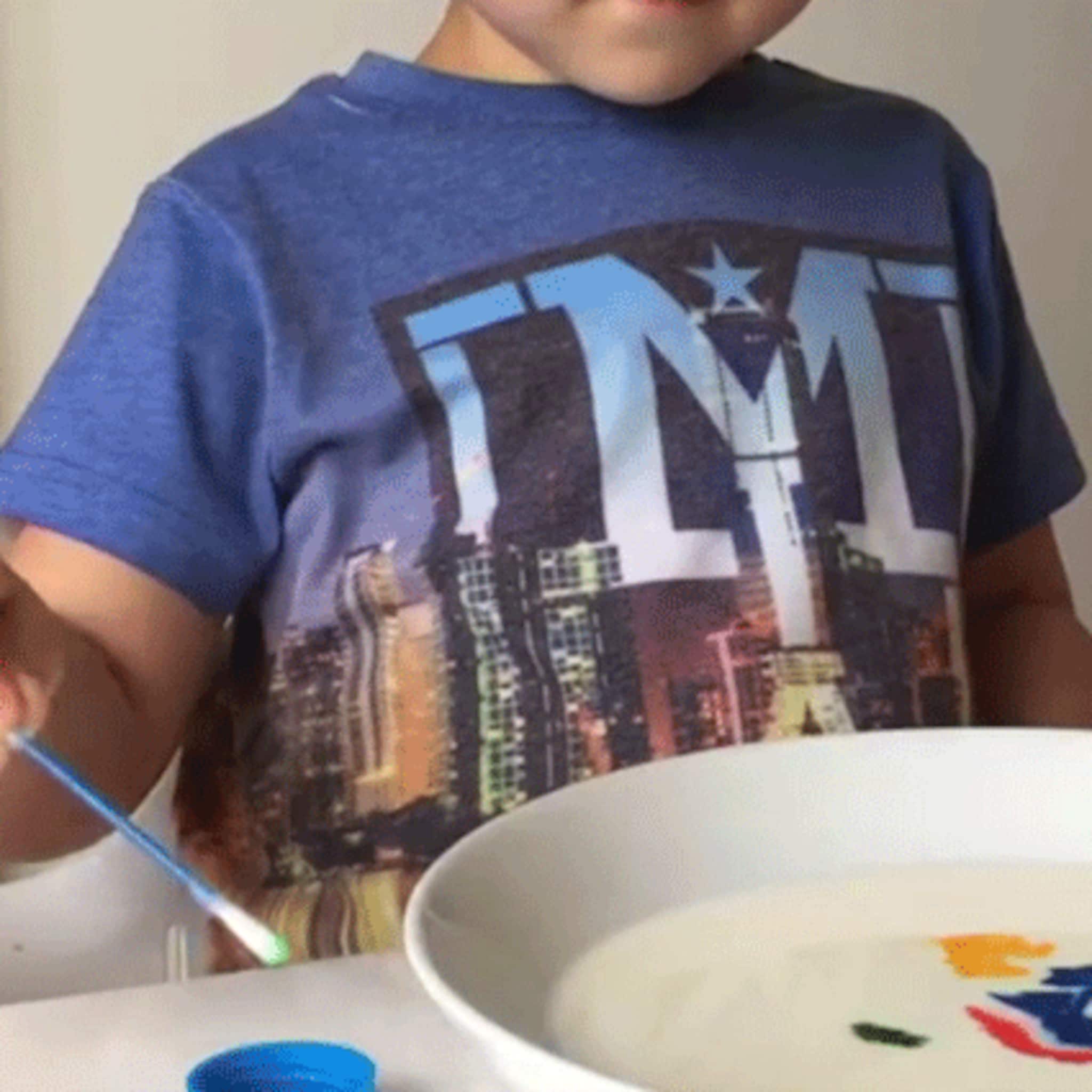 proefje om te doen met je kind magische melk