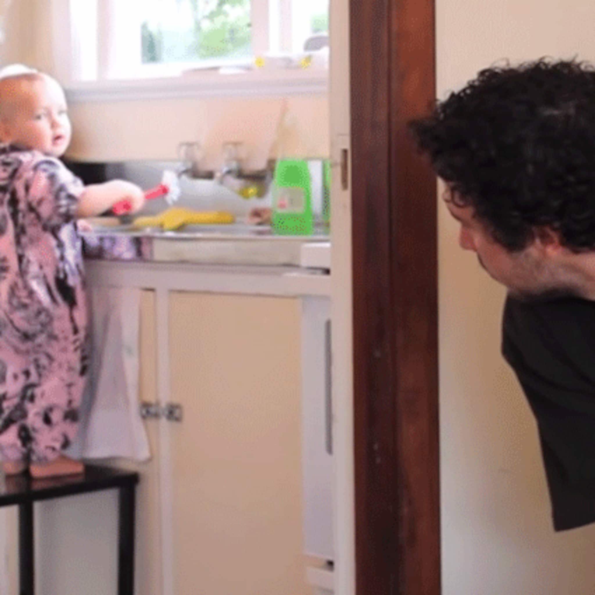 grappige instructievideo zo leer je je baby om het huis schoon te maken
