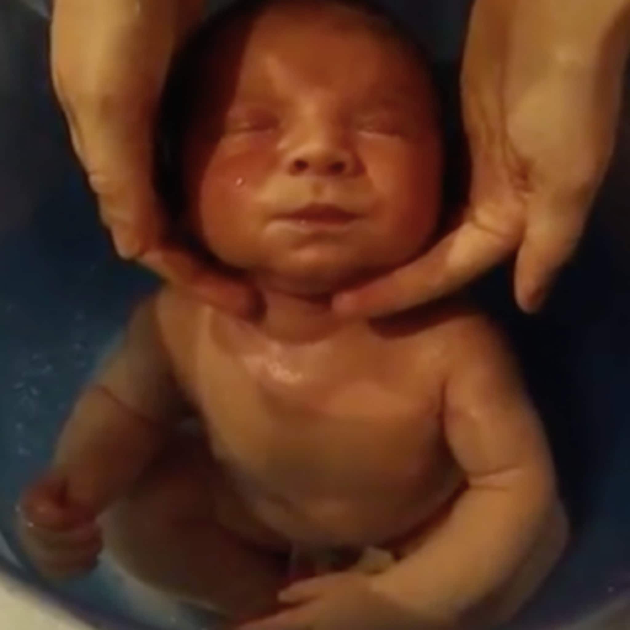 pasgeboren baby krijgt speciaal badje