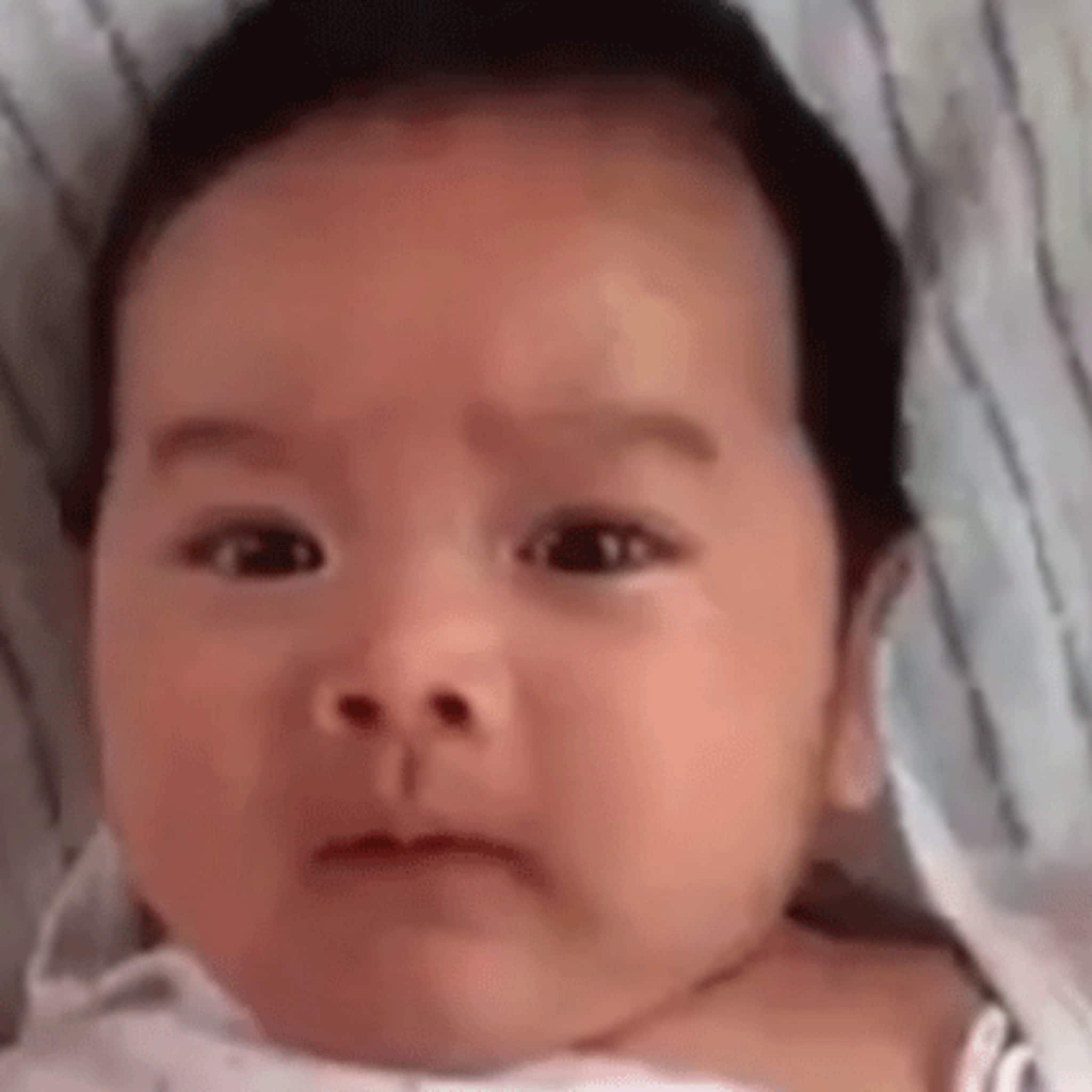 deze baby heeft de beste reactie op zijn eigen scheet