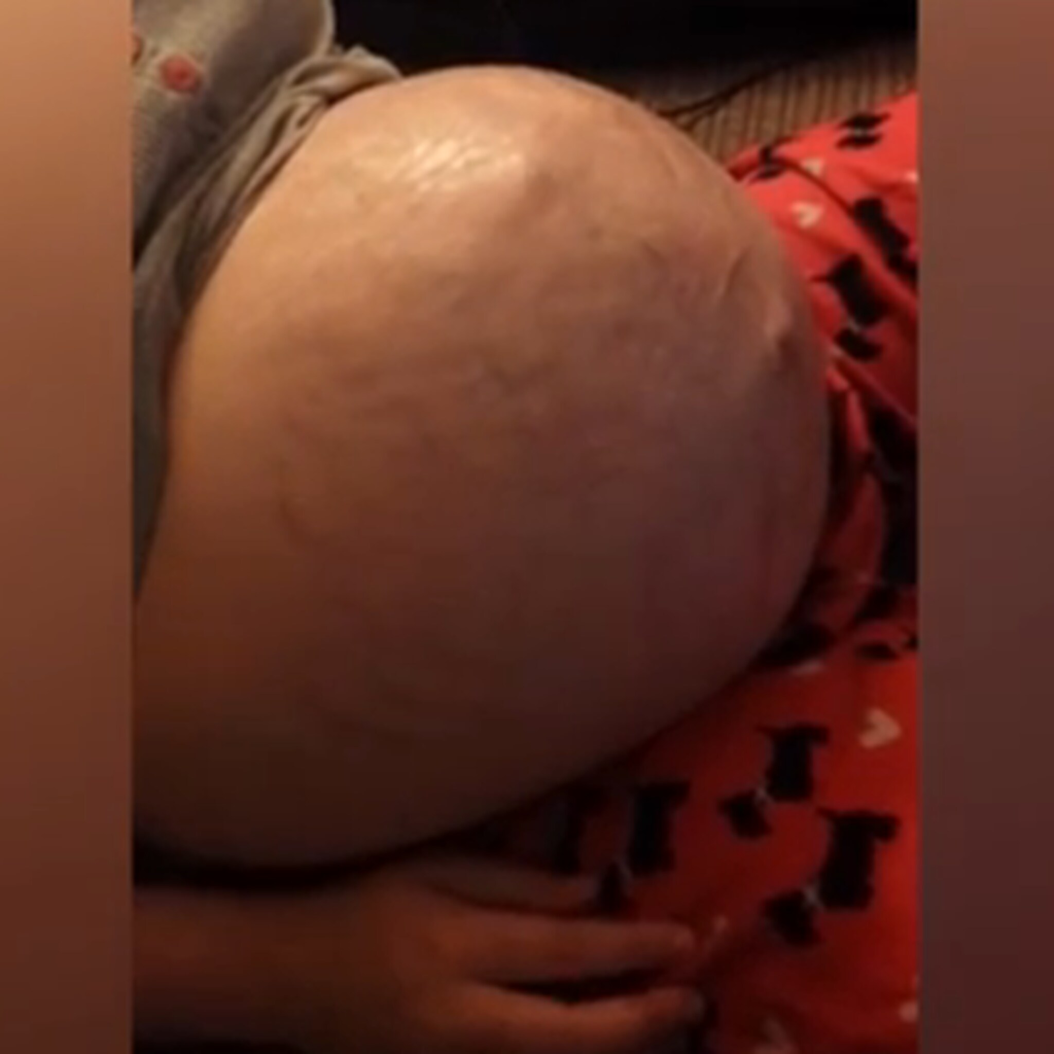 heftig baby beweegt erop los in buik