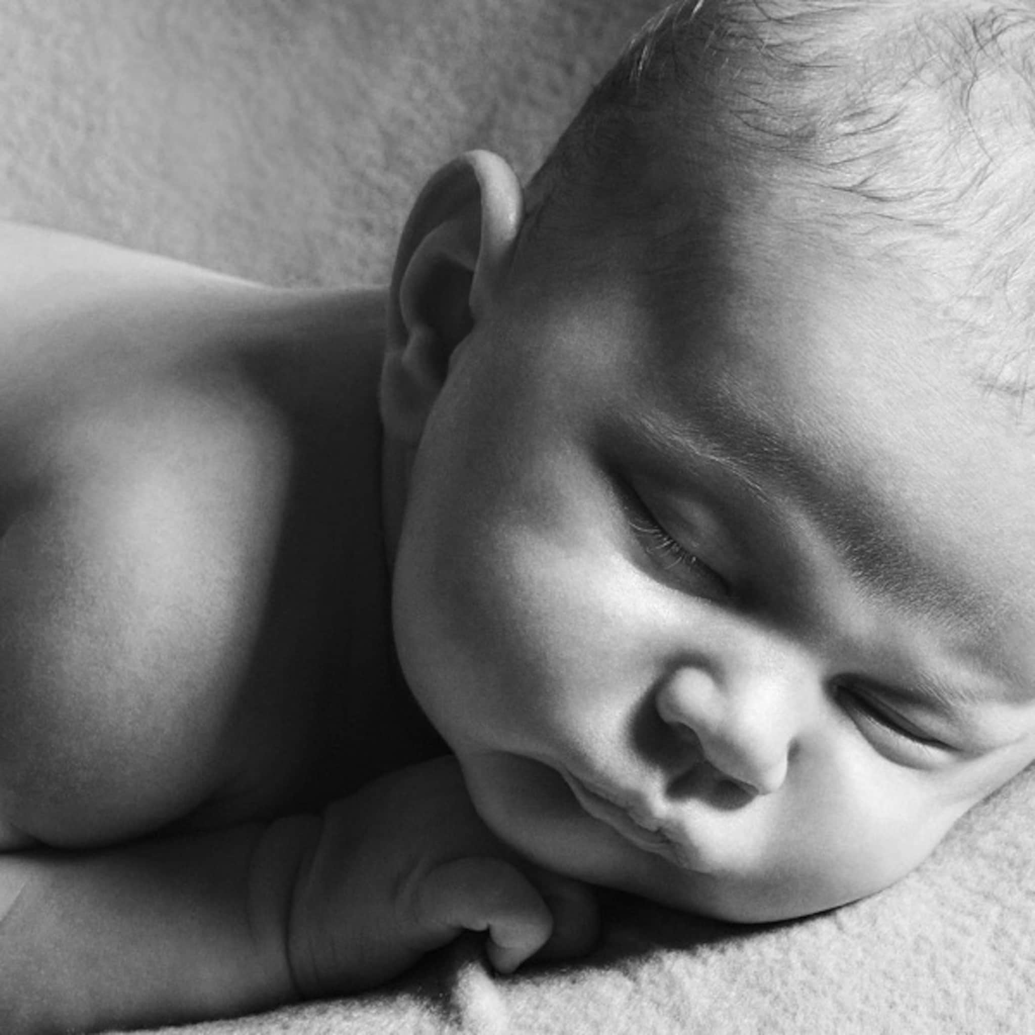 als ze op bed gaat liggen zie ik de haartjes van de baby al