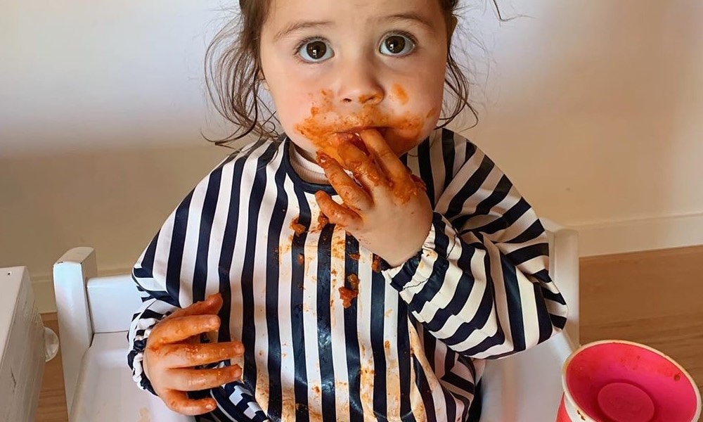 ‘Ik zou ik mijn kind nóóit voor een scherm zetten tijdens het eten. Niet gelukt helaas’ Ouders van Nu Redactie