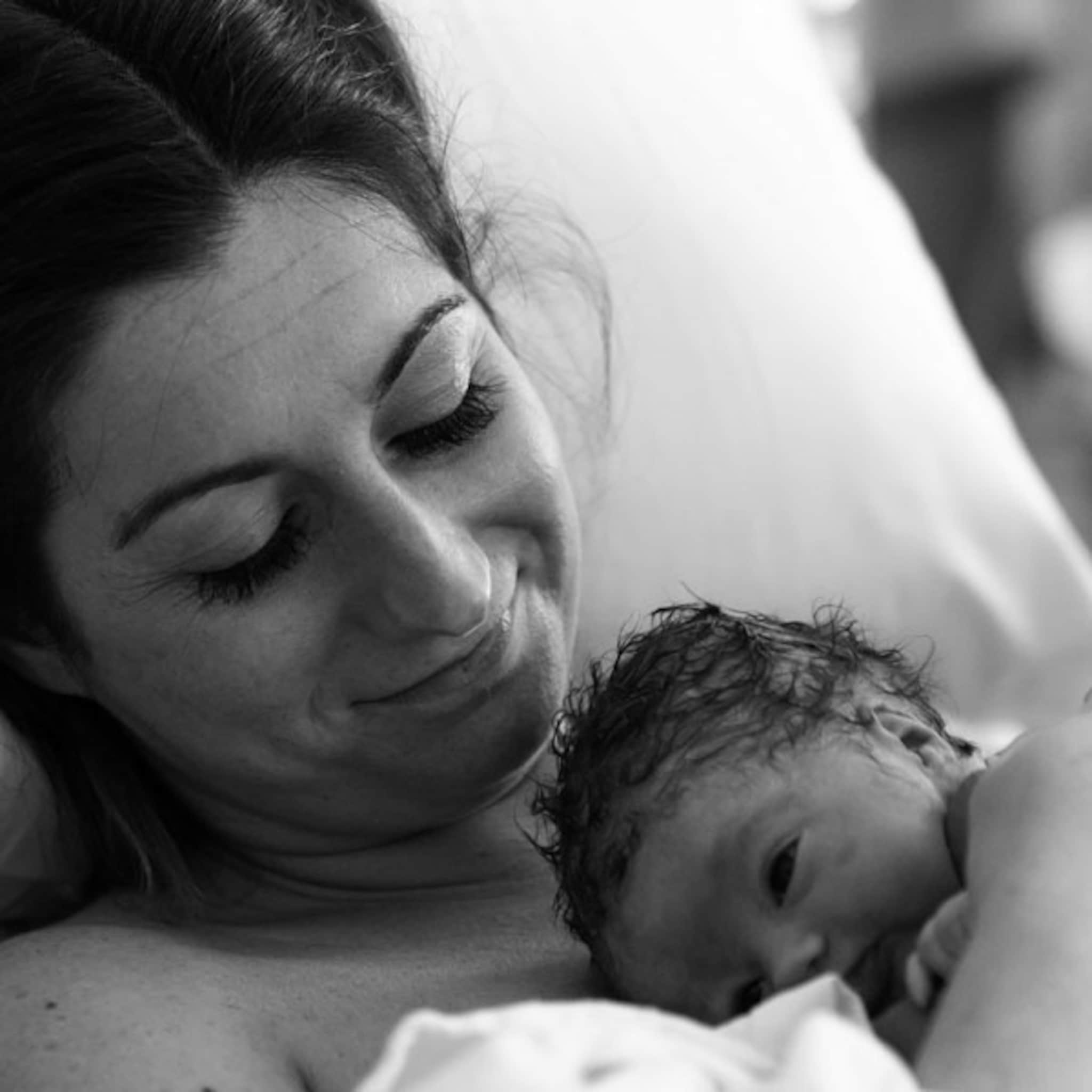 het persen gaat niet snel maar ik zie dat de baby elke wee iets verder komt
