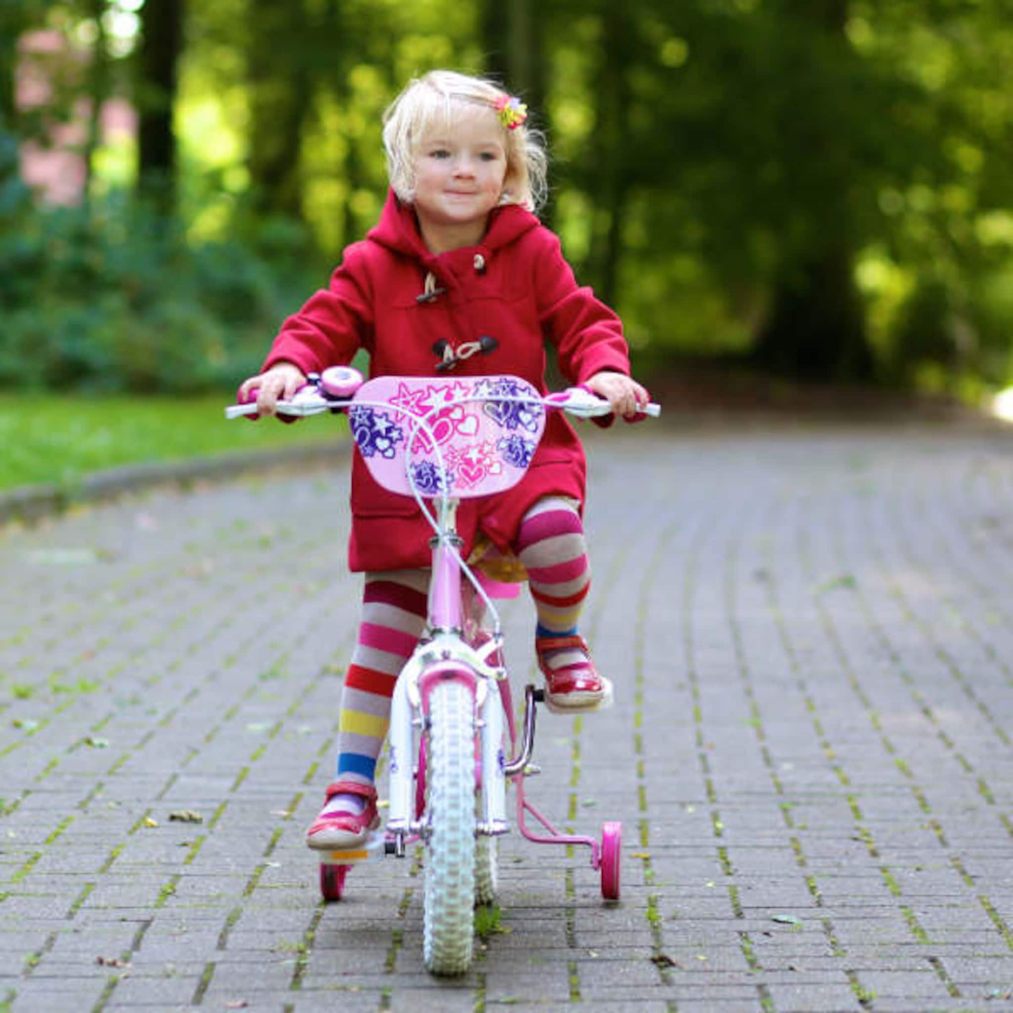 meisjes leren fietsen