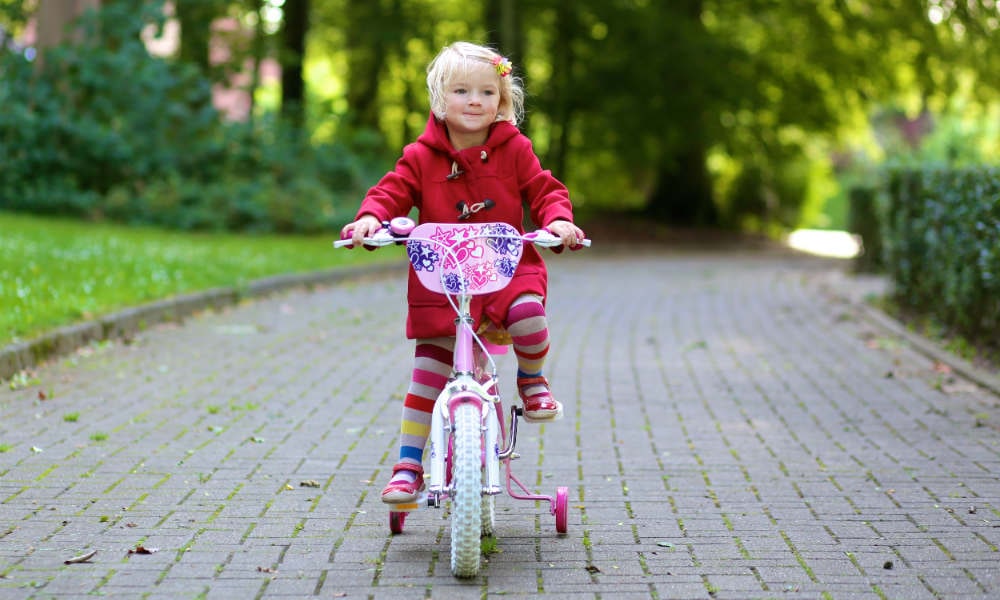 Meisjes leren fietsen Ouders van Nu Redactie