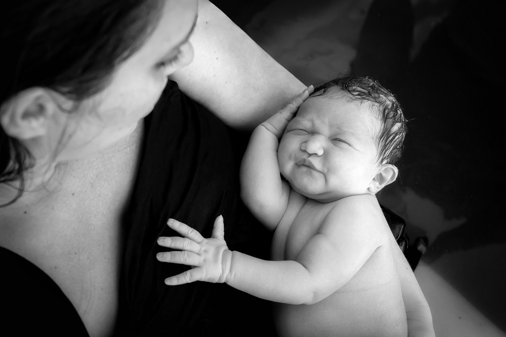 Bevallingsverhaal: ‘Ik hoor een grom uit de badkamer, deze baby heeft haast’ Ouders van Nu Redactie