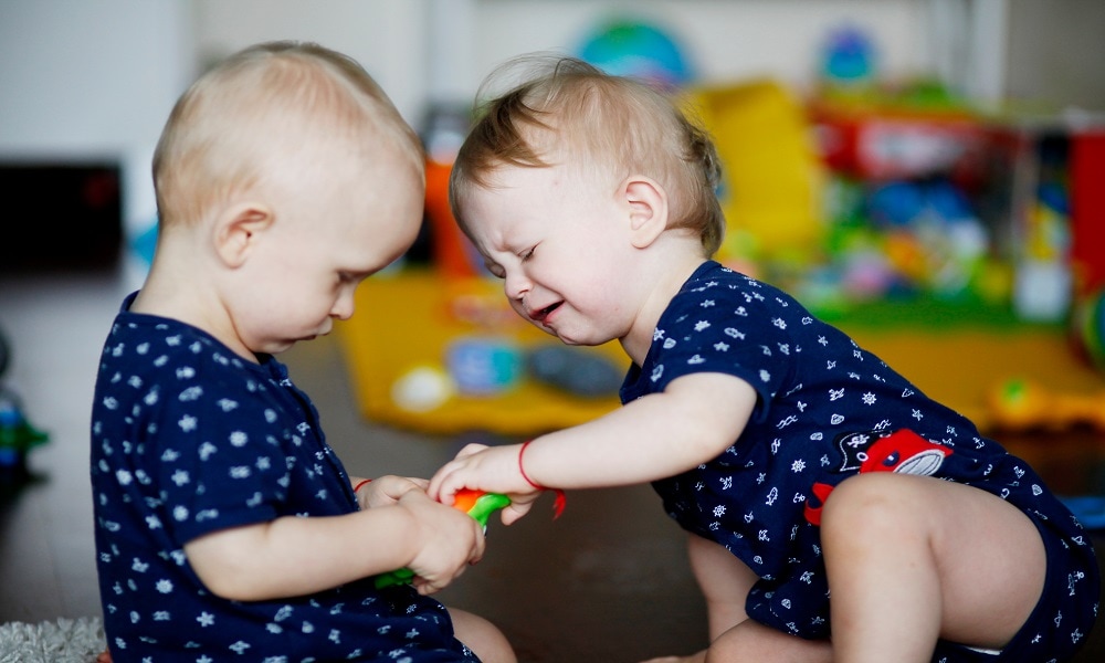 ‘Tweeling Escalatie Syndroom’: zo deal je met twee driftige peuters Ouders van Nu Redactie