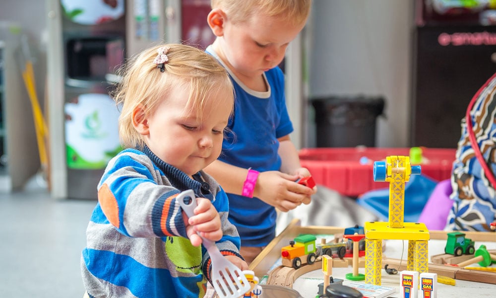 Beslisboom: zo bepaal je of je kind naar de kinderopvang of basisschool mag bij klachten Ouders van Nu Redactie