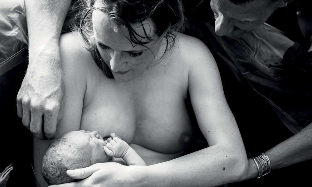 Kiki’s bevallingsverhaal: ‘Ik pak haar zelf. Boven water, tegen mijn borst’ Mirjam Cremer Pure Life Geboortefotografie