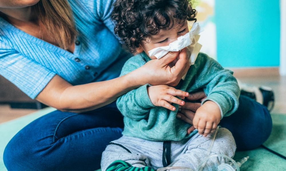Jojanneke zoekt uit: neus ophalen of snuiten in een zakdoek, wat is beter? Ouders van Nu Redactie