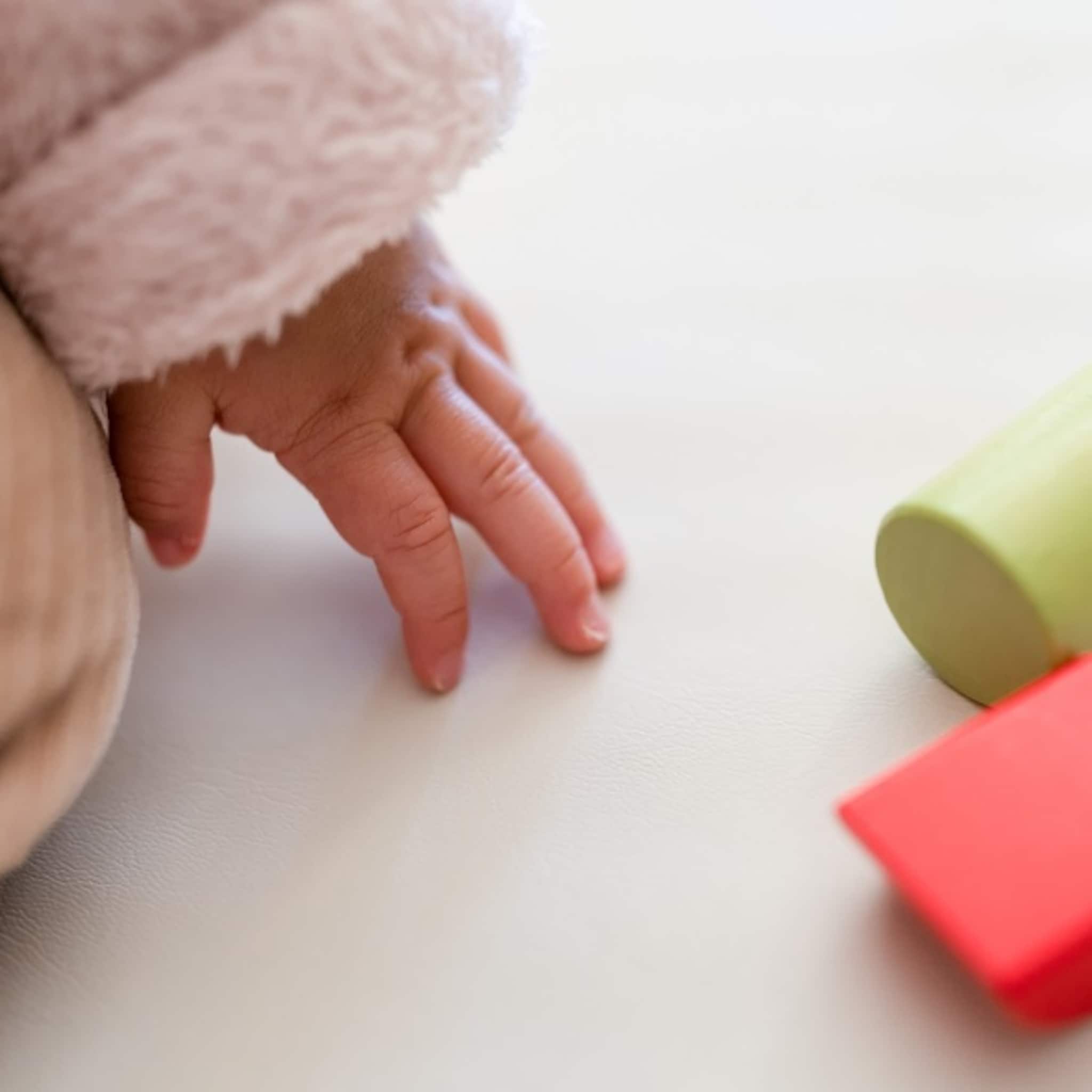speelgoed voor je baby de allerleukste tips per leeftijdsfase