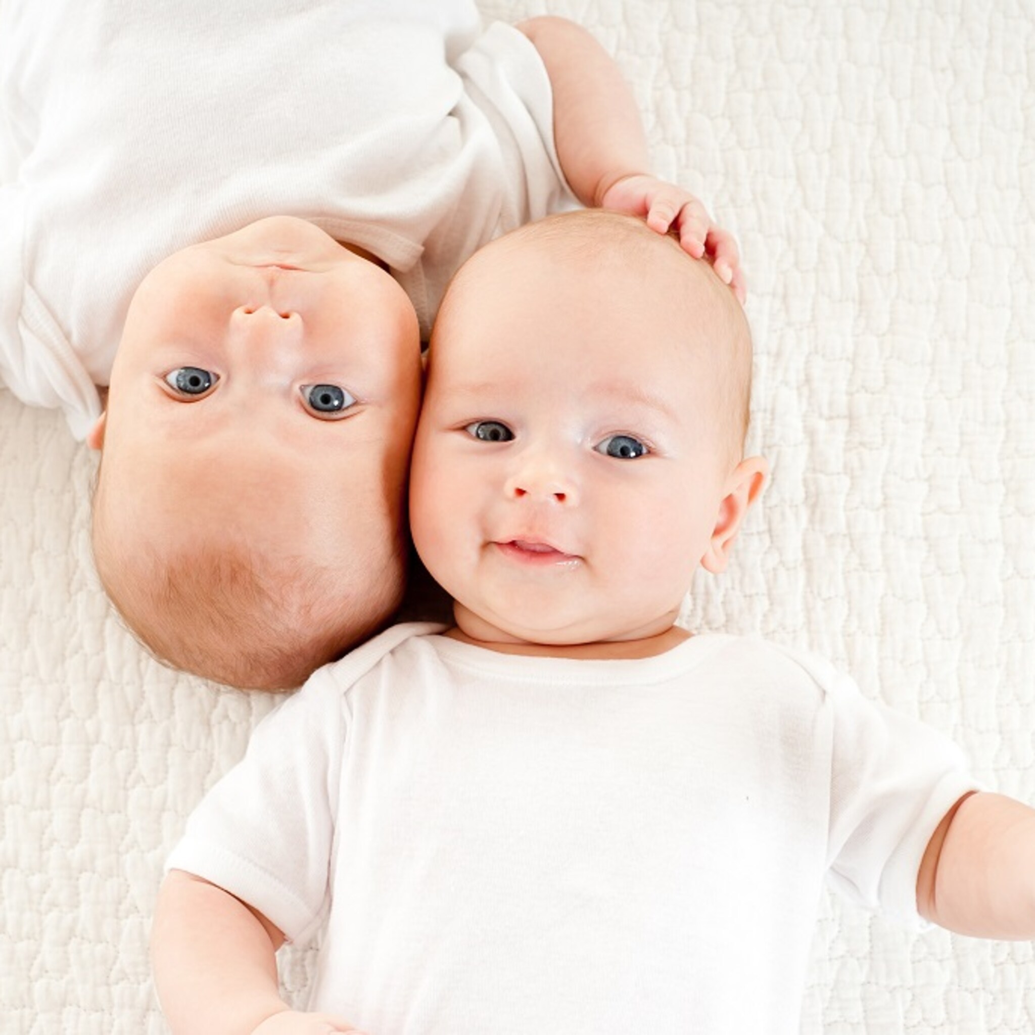 45 coole babynamen voor tweelingen die nog rijmen ook