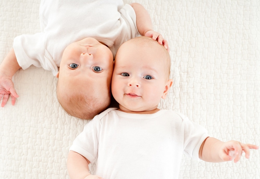 45 coole babynamen voor tweelingen die nog rijmen ook Ouders van Nu Redactie