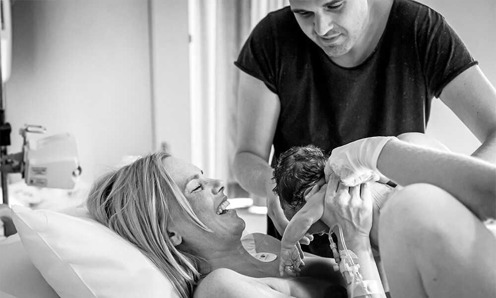 Bevallingsverhaal: ‘Langzaam voel ik de pijn uit mijn lichaam vloeien’ Mirjam Cremer Pure Life Geboortefotografie
