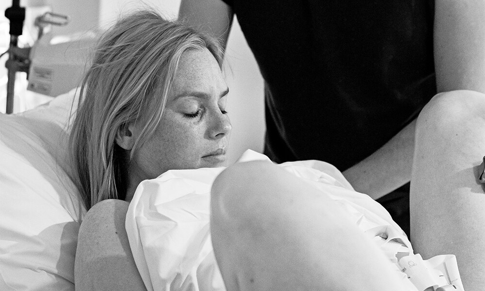 Bevallingsverhaal: ‘Langzaam voel ik de pijn uit mijn lichaam vloeien’ Mirjam Cremer Pure Life Geboortefotografie