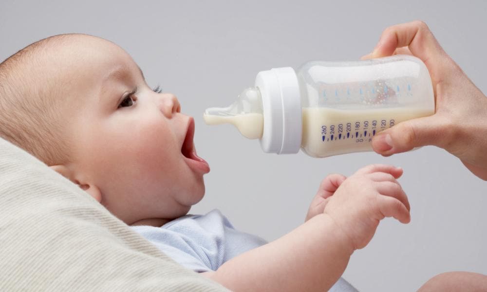 Jojanneke zoekt uit: slaapt je baby beter op kunstvoeding? Ouders van Nu Redactie