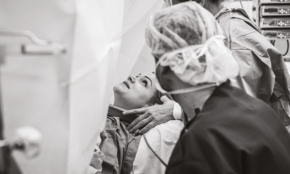 Bevallingsverhaal: ‘In de OK staan mijn collega’s al klaar’ Mirjam Cremer Pure Life Geboortefotografie