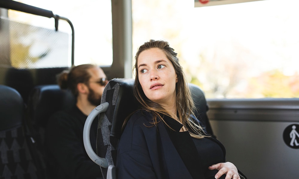 Rutger pakt de bus in Breda en komt terecht in een bevalling Unsplash